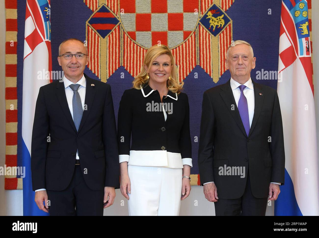 (180713) -- ZAGABRIA, 13 luglio 2018 -- il presidente croato Kolinda Grabar-Kitarovic (C) e il ministro della difesa Damir Krsticevic (L) ricevono il segretario alla difesa degli Stati Uniti James N. Mattis a Zagabria, Croazia, il 13 luglio 2018. Mattis è arrivato a Zagabria giovedì dopo aver partecipato al vertice NATO di 2 giorni a Bruxelles. ) CROAZIA-ZAGABRIA-STATI UNITI SEGRETARIO DELLA DIFESA - VISITA MarkoxLukunic PUBLICATIONxNOTxINxCHN Foto Stock