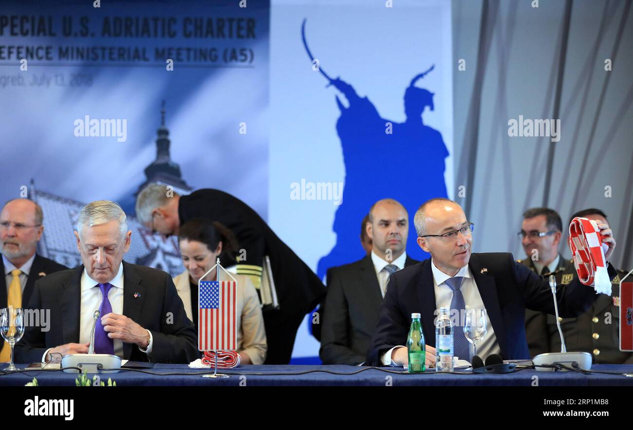 (180713) -- ZAGABRIA, 13 luglio 2018 -- il segretario della difesa James N. Mattis (L, fronte) e il ministro della difesa croato Damir Krsticevic (R, fronte) partecipano a una riunione dei ministri della difesa della carta USA-Adriatico a Zagabria, Croazia, il 13 luglio 2018. ) CROAZIA-ZAGABRIA-STATI UNITI SEGRETARIO DELLA DIFESA - VISITA SlavkoxMidzor PUBLICATIONxNOTxINxCHN Foto Stock