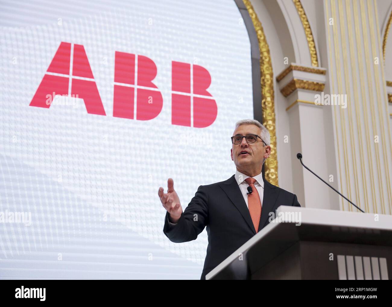 (180714) -- NEW YORK, 14 luglio 2018 -- Ulrich Spiesshofer, amministratore delegato del gruppo ABB, parla prima di suonare la campana di chiusura alla Borsa di New York, negli Stati Uniti, 13 luglio 2018. Il presidente del gruppo ABB, colosso svizzero della tecnologia industriale, ha dichiarato venerdì che l'azienda apprezza molto il mercato cinese in un momento in cui la Cina sta portando avanti la sua politica di riforma e apertura. ) (Jmmn) U.S.-NEW YORK-ABB PRESIDENTE WangxYing PUBLICATIONxNOTxINxCHN Foto Stock