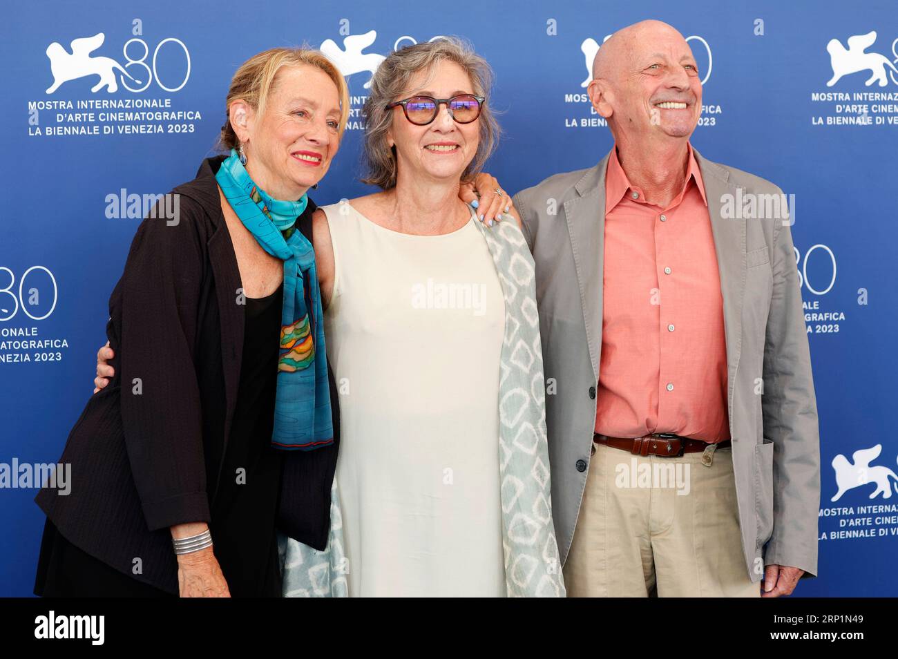 Jamie Bernstein, Nina Bernstein Simmons und Alexander Bernstein beim Photocall zum Kinofilm 'Maestro' auf der Biennale di Venezia 2023 / 80. Internationale Filmfestspiele von Venedig im Palazzo del Casino. Venedig, 02.09.2023 Foto Stock