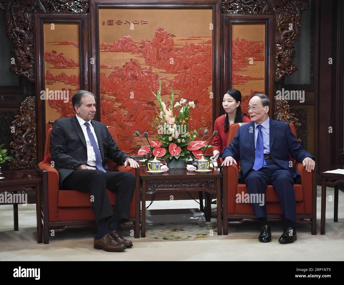 (180716) - PECHINO, 16 luglio 2018 - il vicepresidente cinese Wang Qishan (R) incontra una delegazione in visita del partito di proposta repubblicana dell'Argentina a Pechino, capitale della Cina, 16 luglio 2018. La delegazione era guidata da Humberto Schiavoni (L), presidente del partito. )(mcg) CHINA-BEIJING-ARGENTINA-WANG QISHAN-MEETING (CN) ZhangxLing PUBLICATIONxNOTxINxCHN Foto Stock