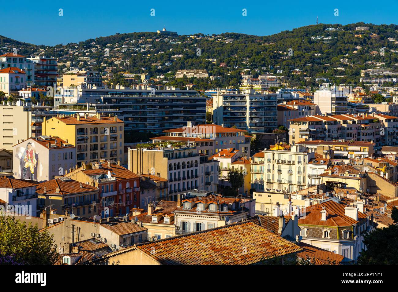 Cannes, Francia - 31 luglio 2022: Vista panoramica del centro di Cannes con il quartiere di Carnot visto dalla collina del castello della città vecchia sulla Costa Azzurra Foto Stock