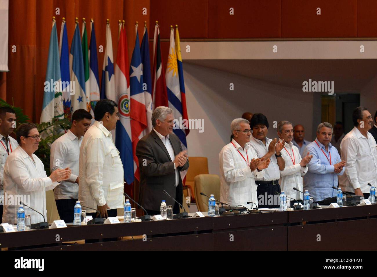 (180718) -- L'AVANA, 18 luglio 2018 -- il presidente cubano Miguel Diaz-Canel (3° L, fronte), il presidente venezuelano Nicolas Maduro (2° L, fronte) e il presidente boliviano Evo Morales (4° R, fronte) reagiscono durante l'ultimo giorno del Forum di San Paolo, tenutosi a Cuba il 17 luglio 2018. La riunione annuale del Forum di San Paolo mira a raccogliere consenso sulle azioni future per i partiti e le organizzazioni politici di sinistra in America Latina. ) (rtg) (ah) (Ly) CUBA-L'AVANA-SAN PAOLO FORUM STR PUBLICATIONxNOTxINxCHN Foto Stock