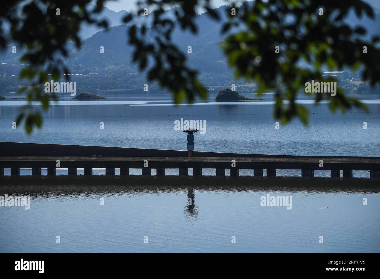 (180718) --CHUN AN, 18 luglio 2018 (Xinhua) -- Una vista turistica il paesaggio del lago Qiandao a Pearl Square nella contea di Chun An, nella provincia di Zhejiang nella Cina orientale, 18 luglio 2018. Chun, una zona di sviluppo economico, si trova sul lago Qiandao, un parco forestale nazionale e una destinazione turistica di livello 5A della Cina. Negli ultimi 25 anni, il governo locale ha potenziato il turismo ecologico e la protezione dell'ambiente nella zona, concentrandosi sulla gestione del fiume, sulla protezione delle fonti di acqua potabile e sulla progettazione del paesaggio. (Xinhua/Xu Yu) (hxy) CHINA-ZHEJIANG-CHUN AN-ECOLOGICAL PROTECTION (CN) PUBLICATIONxNOTx Foto Stock