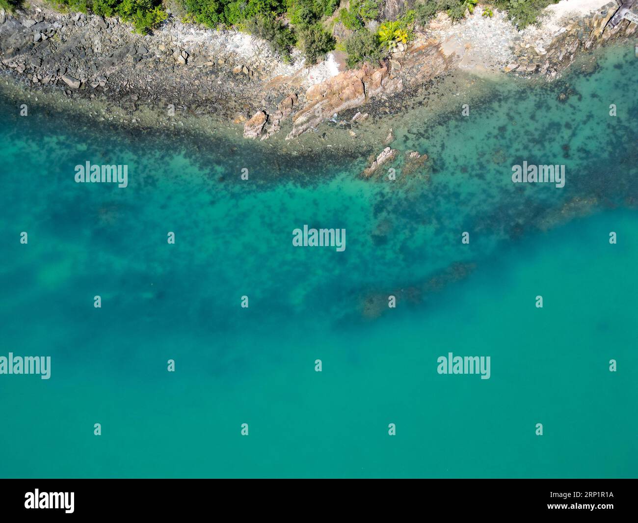 Vista aerea dal basso di Double Island, Palm Cove, affacciata sulle acque cristalline del Queensland Foto Stock