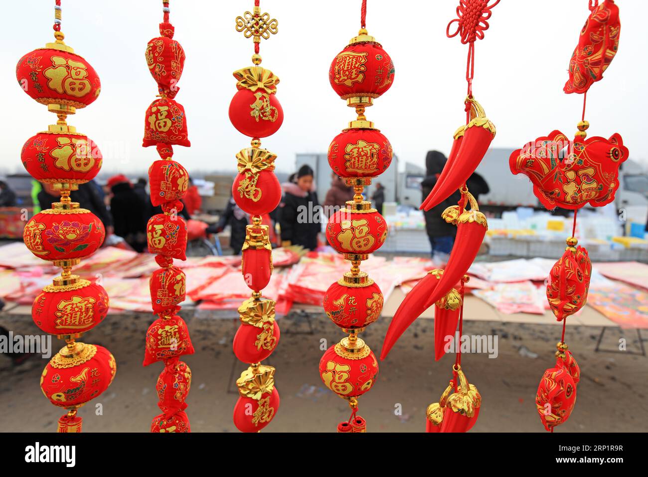 CONTEA DI LUANNAN, provincia di Hebei, Cina - 17 gennaio 2020: Le persone che acquistano beni di Capodanno si trovano nel mercato economico e commerciale rurale. Foto Stock