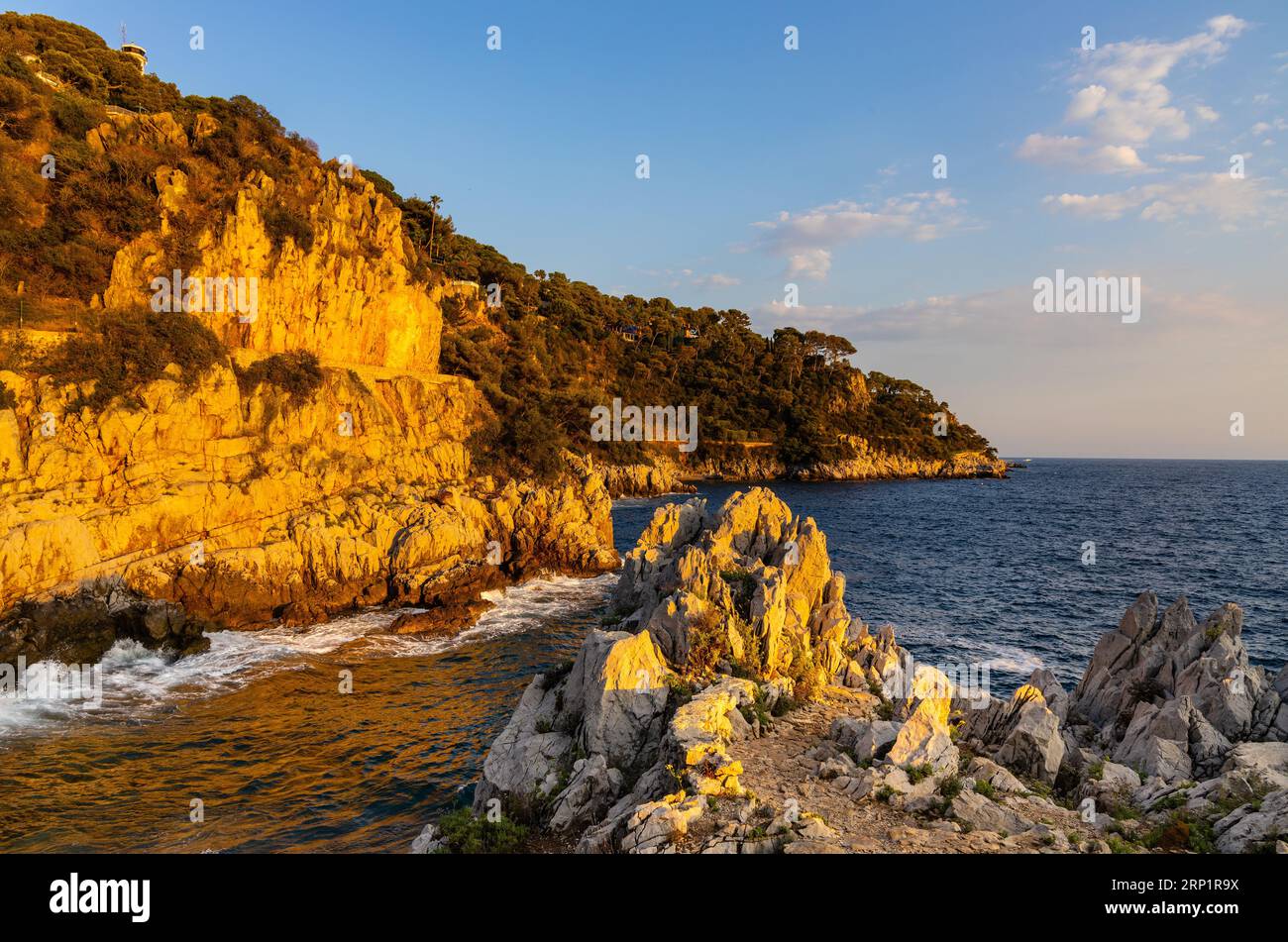 Scogliere e scogliere, paesaggio al tramonto di Cap Ferrat cape che ospita Saint-Jean-Cap-Ferrat, località turistica sulla Costa Azzurra del Mar Mediterraneo Foto Stock