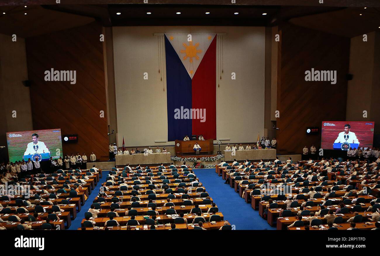 (180723) -- MANILA, 23 luglio 2018 -- il presidente filippino Rodrigo Duterte pronuncia il suo terzo discorso sullo Stato della Nazione alla camera dei rappresentanti delle Filippine a Quezon, nelle Filippine, 23 luglio 2018. Rodrigo Duterte ha promesso lunedì di intensificare la guerra della sua amministrazione alle droghe illegali, affermando che la lotta contro i trafficanti e i consumatori di droga è tutt'altro che finita. (dtf) FILIPPINE-MANILA-DUTERTE-DROGHE ILLEGALI ROUELLExUMALI PUBLICATIONxNOTxINxCHN Foto Stock