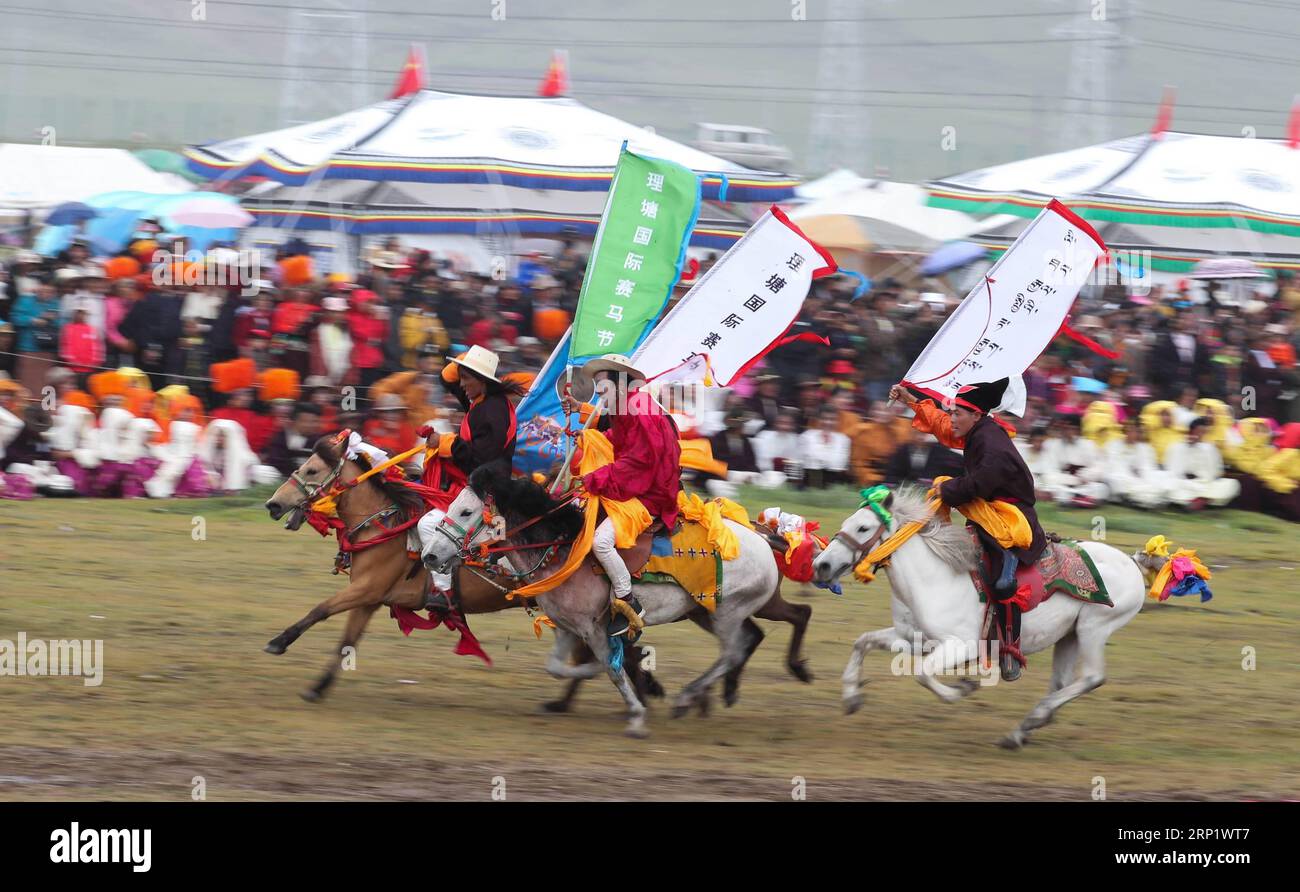 (180803) -- LITANG, 3 agosto 2018 (Xinhua) -- i cavalieri eseguono l'equitazione alla cerimonia di apertura di un festival di corse di cavalli nella contea di Litang, nella provincia del Sichuan della Cina sud-occidentale, 3 agosto 2018. (Xinhua/Jiang Hongjing)(gxn) CHINA-SICHUAN-HORSE RACING FESTIVAL (CN) PUBLICATIONxNOTxINxCHN Foto Stock