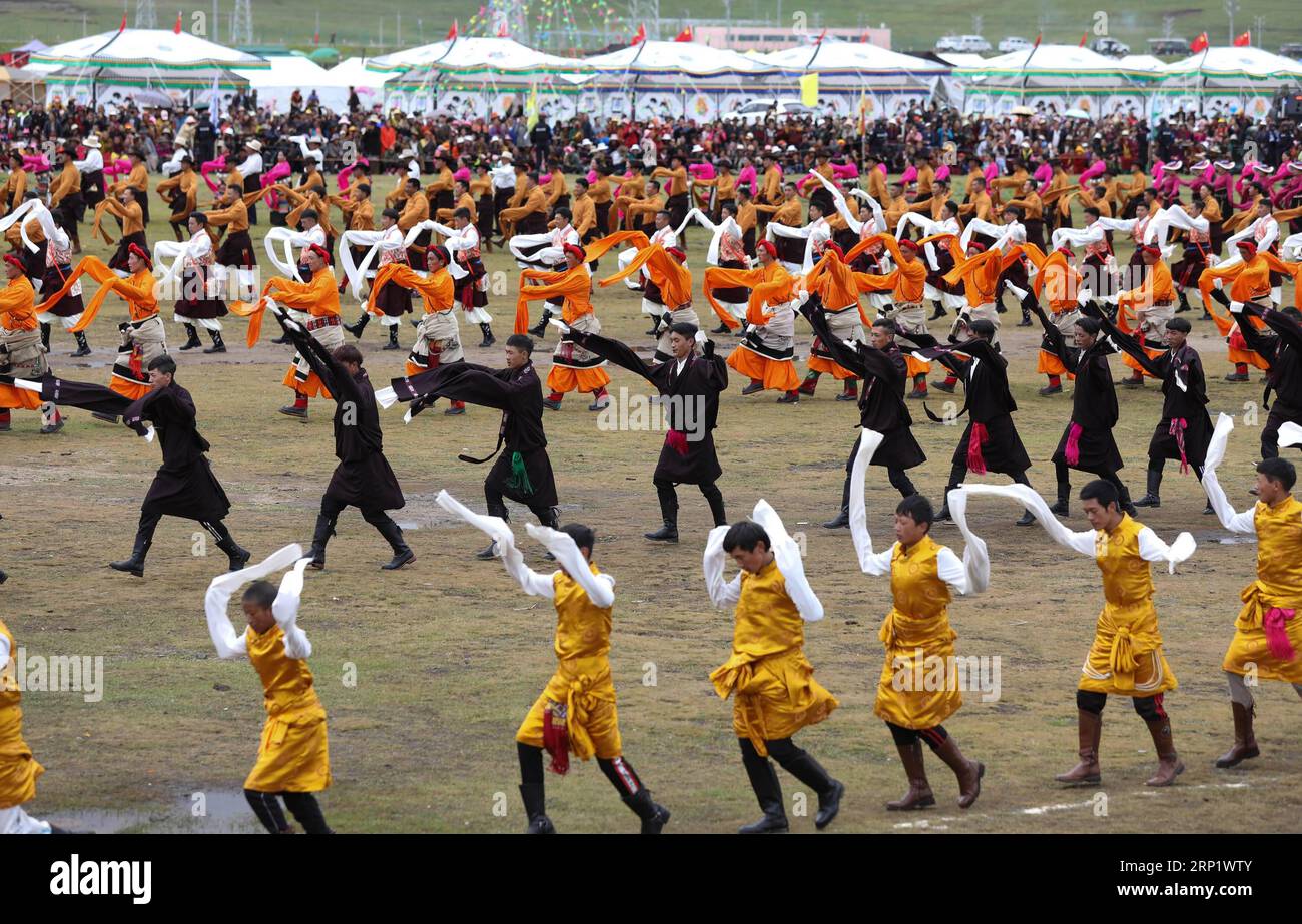 (180803) -- LITANG, 3 agosto 2018 (Xinhua) -- la gente esegue la danza Guozhuang sulla cerimonia di apertura di un festival di corse di cavalli nella contea di Litang, nella provincia del Sichuan della Cina sud-occidentale, 3 agosto 2018. (Xinhua/Jiang Hongjing)(gxn) CHINA-SICHUAN-HORSE RACING FESTIVAL (CN) PUBLICATIONxNOTxINxCHN Foto Stock