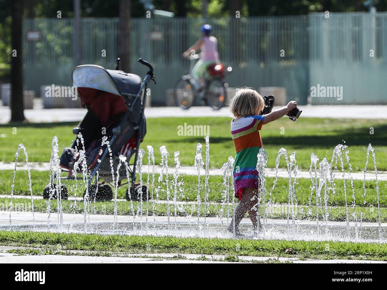 (180803) -- BERLINO, 3 agosto 2018 -- Un bambino gioca a una fontana a Berlino, capitale della Germania, il 3 agosto 2018. Mentre l'ondata di caldo scottante dell'Europa continua a diffondersi in tutto il continente, le previsioni dicono che il record di temperatura di tutti i tempi in Europa potrebbe essere superato nei prossimi giorni. ) GERMANIA-BERLINO-HEAT ShanxYuqi PUBLICATIONxNOTxINxCHN Foto Stock