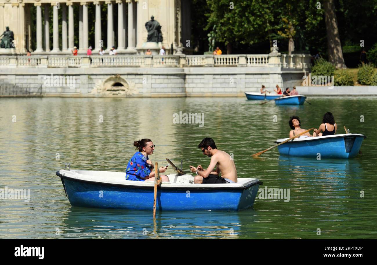 (180805) -- MADRID, 5 agosto 2018 -- barche a remi al Buen Retiro Park di Madrid, Spagna, 4 agosto 2018. Una grave ondata di calore ha afferrato diverse parti della Spagna. ) (Zcc) SPAIN-MADRID-HEATWAVE GuoxQiuda PUBLICATIONxNOTxINxCHN Foto Stock