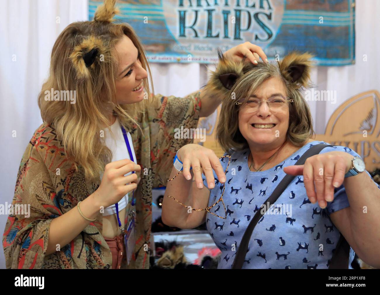 (180805) -- LOS ANGELES, 5 agosto 2018 -- un espositore aiuta un visitatore a indossare un cappellino da gatto-orecchio al CatCon 2018 a Pasadena, Los Angeles County, Stati Uniti, 4 agosto 2018. L'evento di due giorni incentrato sul gatto della cultura pop ha avuto inizio qui sabato. ) (Zcc) U.S.-PASADENA-CATCON 2018 LixYing PUBLICATIONxNOTxINxCHN Foto Stock