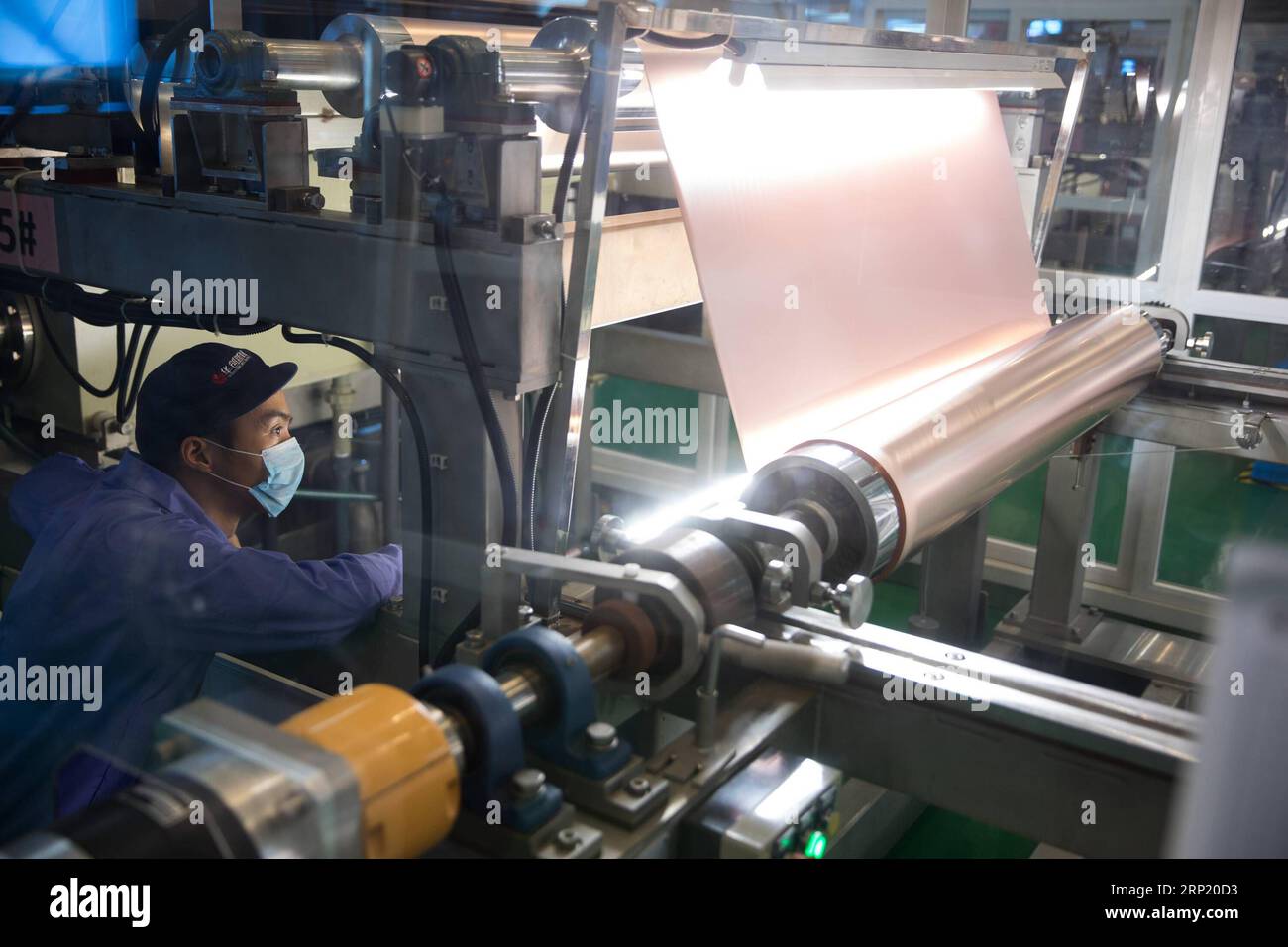 (180809) -- TONGLING, 9 agosto 2018 (Xinhua) -- Un membro del personale lavora su una linea di produzione di lamina di rame per la produzione di batterie al litio presso Huachuang New Material Co., Ltd a Tongling City, East China S Anhui Province, 8 agosto 2018. Il governo Tongling adotta misure per sviluppare l'industria verde e migliorare l'ambiente ecologico lungo il fiume Yangtze. (Xinhua/Jin Liwang)(gxn) CHINA-ANHUI-TONGLING-GREEN DEVELOPMENT (CN) PUBLICATIONxNOTxINxCHN Foto Stock