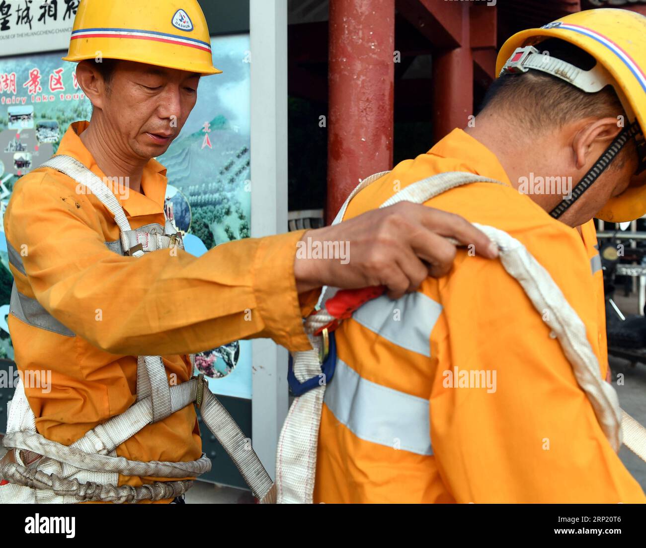 (180809) -- ZHENGZHOU, 9 agosto 2018 -- Un membro del personale controlla la fune di sicurezza prima di scendere da una scogliera per eliminare la potenziale caduta di rocce sopra un tunnel della ferrovia Houma-Yueshan nella provincia di Henan, nella Cina centrale, 9 agosto 2018. Gli addetti alla manutenzione ferroviaria lavorano sulla scogliera per liberare rocce sciolte sopra un tunnel ferroviario durante la stagione delle alluvioni. (Zyd) CHINA-HENAN-RAILWAY SAFETY (CN) LixJianan PUBLICATIONxNOTxINxCHN Foto Stock