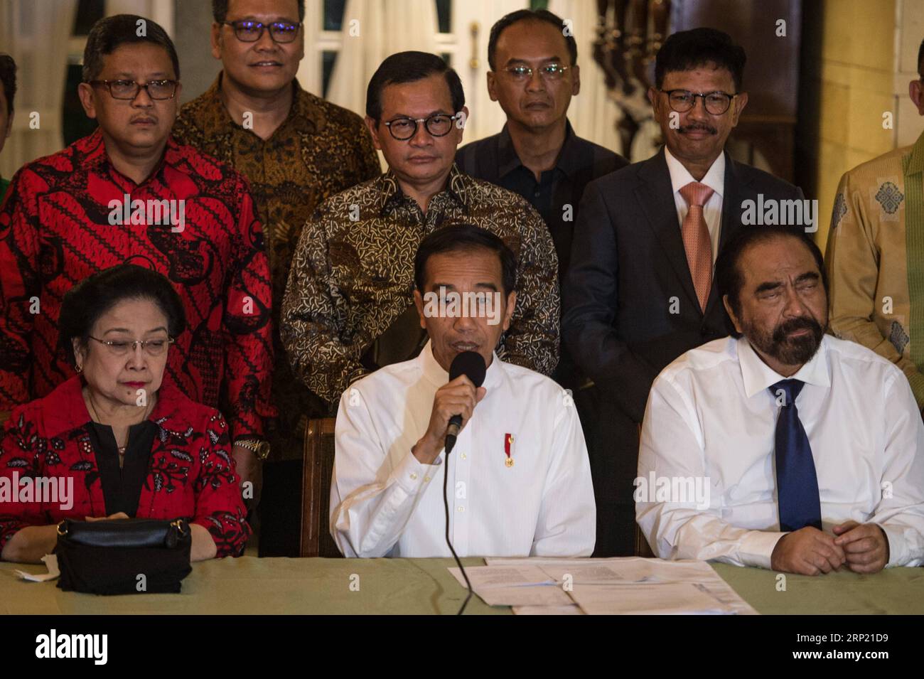 (180810) -- GIACARTA, 10 agosto 2018 -- il presidente indonesiano Joko Widodo (C, front) partecipa a una conferenza stampa a Giacarta, Indonesia, 9 agosto 2018. Il presidente indonesiano Joko Widodo e il suo ex rivale alle elezioni generali del 2014, il generale in pensione Prabowo Subianto, hanno ufficialmente registrato la loro candidatura nella commissione elettorale del paese venerdì. ) (Qxy) INDONESIA-GIACARTA-CONFERENZA STAMPA-CANDIDATI PRESIDENZIALI VerixSanovri PUBLICATIONxNOTxINxCHN Foto Stock