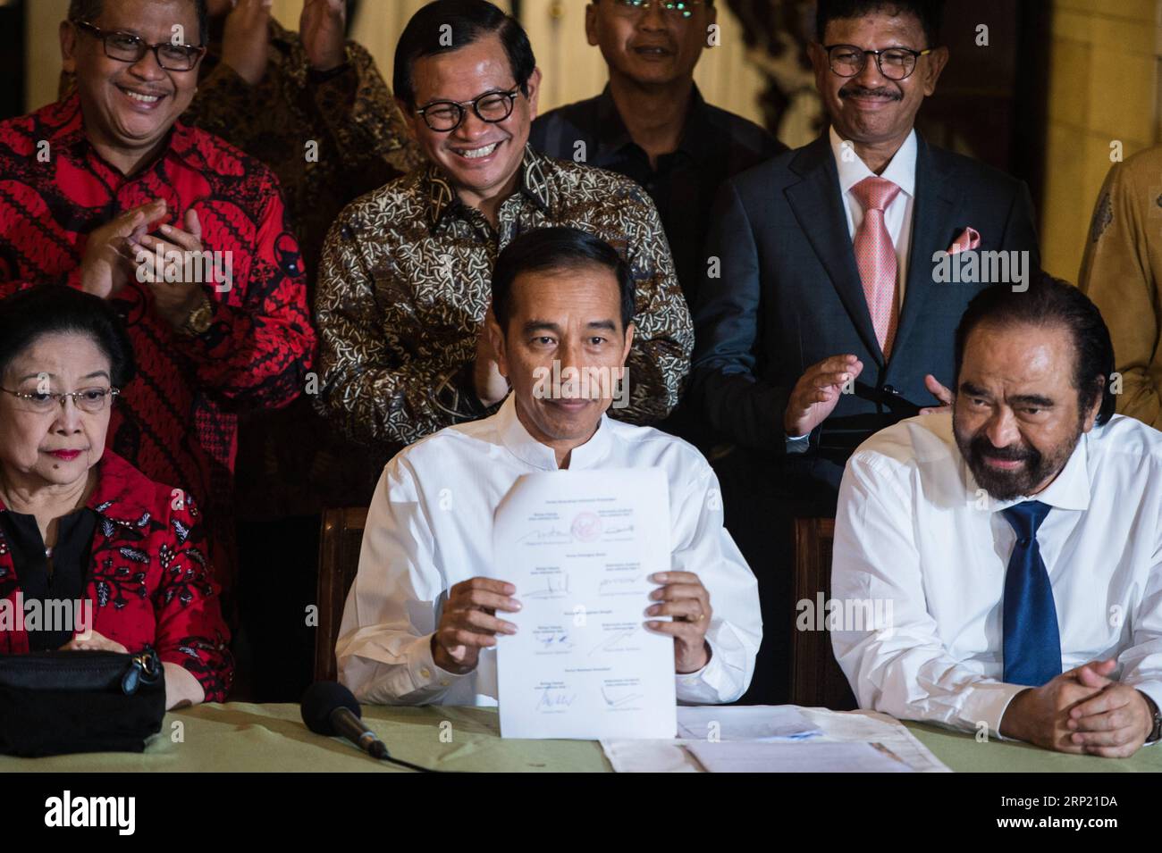 (180810) -- GIACARTA, 10 agosto 2018 -- il presidente indonesiano Joko Widodo (C, front) partecipa a una conferenza stampa a Giacarta, Indonesia, 9 agosto 2018. Il presidente indonesiano Joko Widodo e il suo ex rivale alle elezioni generali del 2014, il generale in pensione Prabowo Subianto, hanno ufficialmente registrato la loro candidatura nella commissione elettorale del paese venerdì. ) (Qxy) INDONESIA-GIACARTA-CONFERENZA STAMPA-CANDIDATI PRESIDENZIALI VerixSanovri PUBLICATIONxNOTxINxCHN Foto Stock