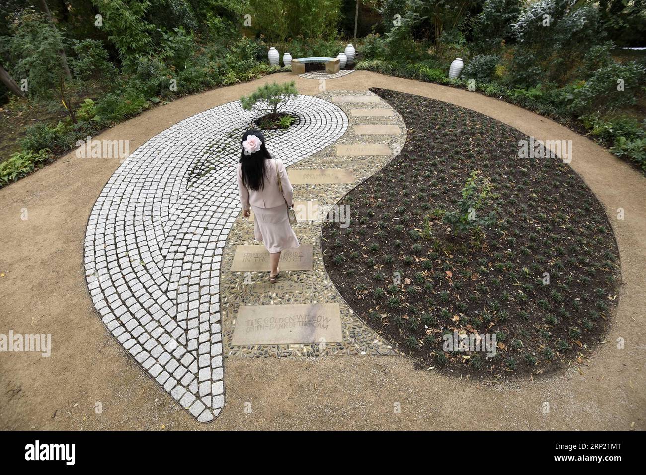 (180811) -- CAMBRIDGE, 11 agosto 2018 -- A Woman Walks across the Xu Zhimo Memorial Garden at King S College Cambridge, Britain, 10 agosto 2018. IL giardino commemorativo di Xu Zhimo apre al King S College di Cambridge . ) (Djj) BRITAIN-CAMBRIDGE-XU ZHIMO MEMORIAL GARDEN StephenxChung PUBLICATIONxNOTxINxCHN Foto Stock