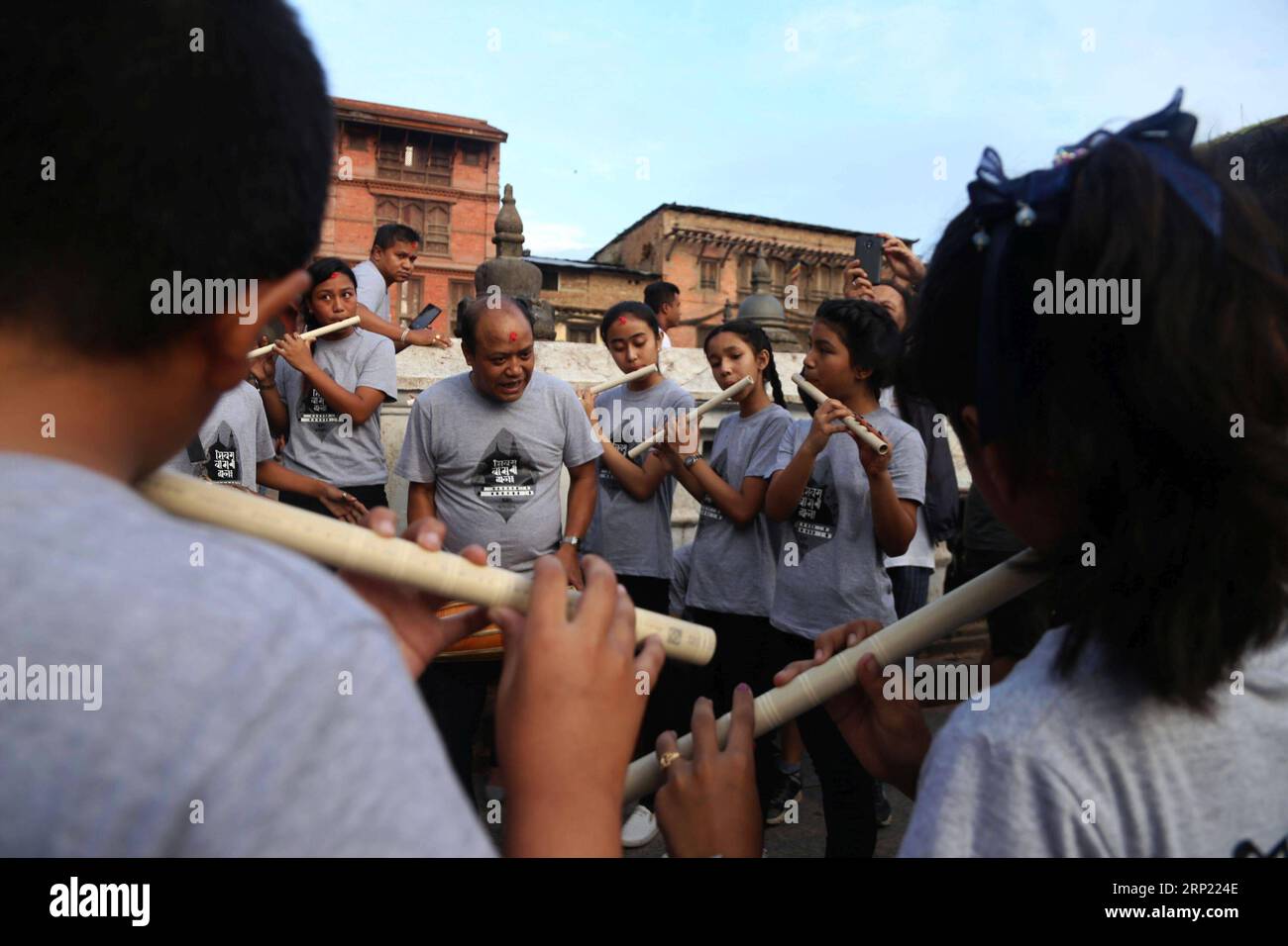 (180812) -- KATHMANDU, 12 agosto 2018 -- le persone locali celebrano il festival di Gunla lungo un mese a Swayambhunath a Kathmandu, Nepal, 12 agosto 2018. Il festival di Gunla, lungo un mese, è uno dei principali festival della comunità buddista Newar durante i quali recitano le scritture, osservano velocemente e visitano luoghi di culto che suonano musica devozionale.) (yy) NEPAL-KATHMANDU-CULTURE-GUNLA FESTIVAL SunilxSharma PUBLICATIONxNOTxINxCHN Foto Stock