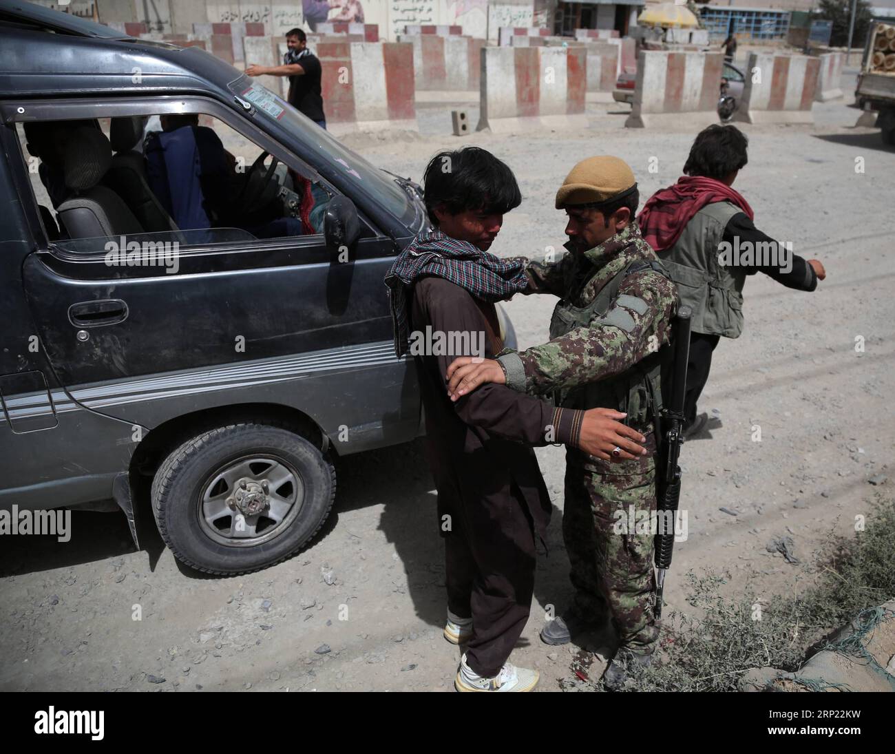 (180813) -- GHAZNI, 13 agosto 2018 -- un membro della forza di sicurezza afghana controlla un passeggero al cancello d'ingresso di Kabul, capitale dell'Afghanistan, 13 agosto 2018. Circa 330 persone, tra cui 30 civili, sono state uccise durante gli intensi combattimenti nella città di Ghazni, capitale della provincia orientale di Ghazni, da quando gli scontri sono iniziati nella città embattata all'inizio di venerdì, il ministro della difesa afghano generale Tariq Shah Bahrami ha detto lunedì. ) (lrz) AFGHANISTAN-KABUL-LOTTA-CONTROLLO DI SICUREZZA RahmatxAlizadah PUBLICATIONxNOTxINxCHN Foto Stock