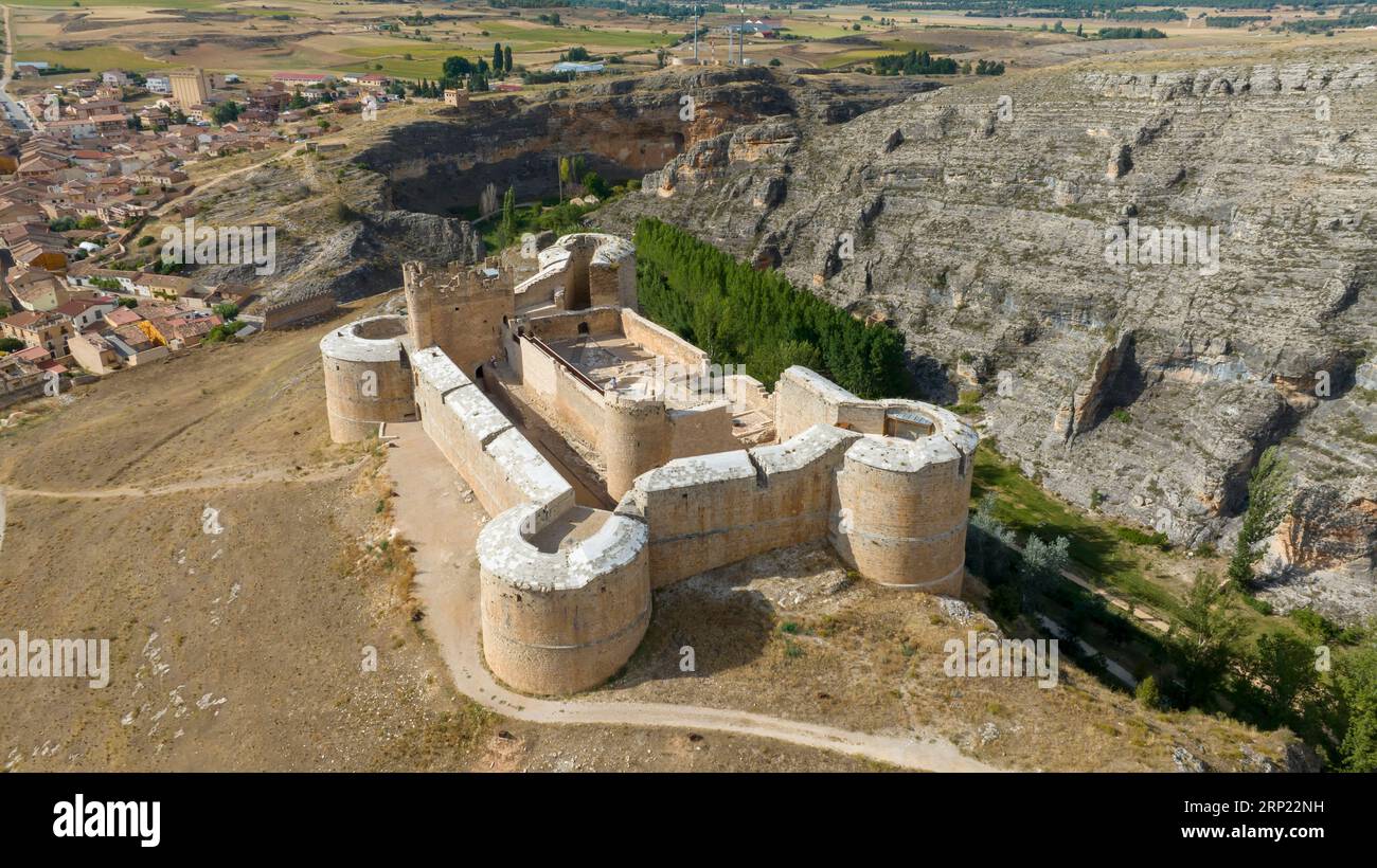 Vista sul bellissimo castello di Berlanga de Duero nella provincia di Soria, Spagna. Foto Stock