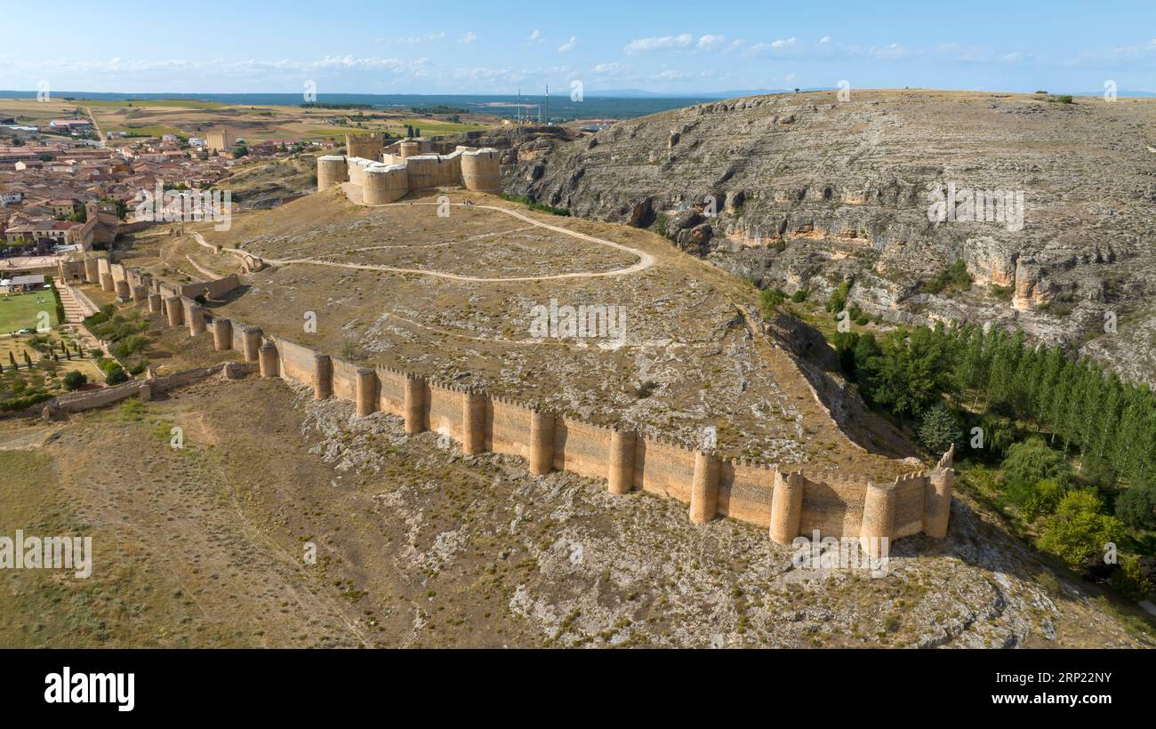 Vista sul bellissimo castello di Berlanga de Duero nella provincia di Soria, Spagna Foto Stock
