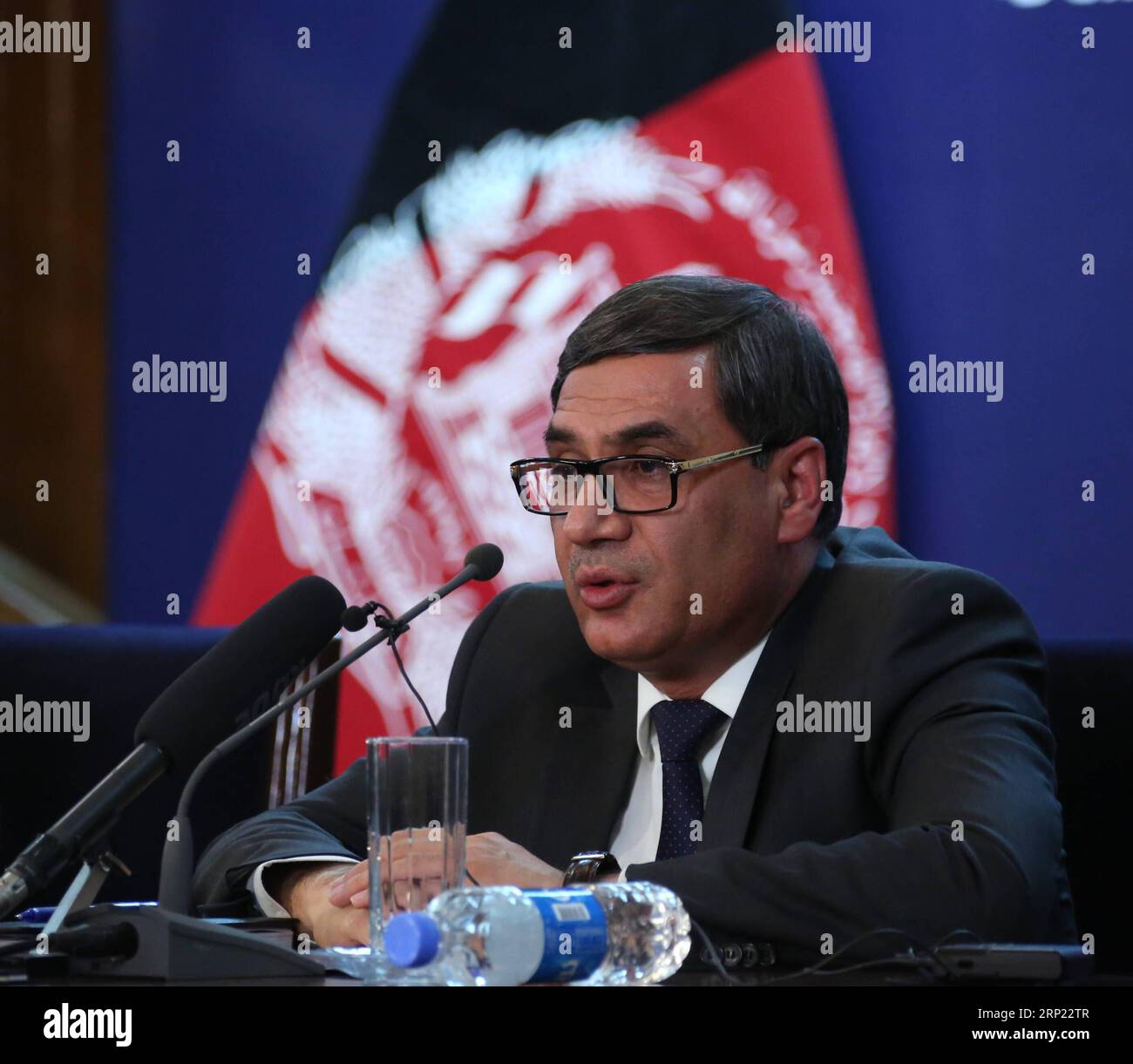 (180813) -- KABUL, 13 agosto 2018 -- il ministro afghano della difesa generale Tariq Shah Bahrami parla durante una conferenza stampa a Kabul, capitale dell'Afghanistan, 13 agosto 2018. Circa 330 persone, tra cui 30 civili, sono state uccise durante gli intensi combattimenti nella città di Ghazni, capitale della provincia orientale di Ghazni, da quando gli scontri sono iniziati nella città embattata all'inizio di venerdì, il ministro della difesa afghano generale Tariq Shah Bahrami ha detto lunedì. ) (lrz) AFGHANISTAN-KABUL-GHAZNI LOTTA-STAMPA CONFORMITÀ RahmatxAlizadah PUBLICATIONxNOTxINxCHN Foto Stock