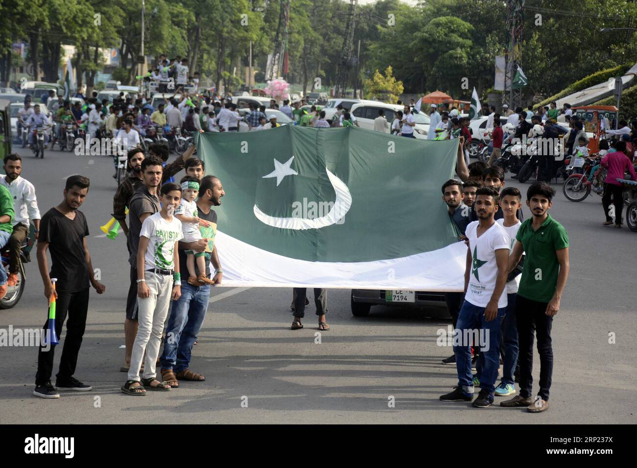 (180814) -- LAHORE (PAKISTAN), 14 agosto 2018 -- la gente tiene una bandiera nazionale pakistana per celebrare la giornata dell'indipendenza del paese a Lahore, Pakistan, il 14 agosto 2018. Il Pakistan ottenne l'indipendenza dal dominio coloniale britannico il 14 agosto 1947 dopo una lotta eroica sotto la guida di Muhammad Ali Jinnah, il fondatore del Pakistan. FESTA DEL GIORNO DELL'INDIPENDENZA DEL PAKISTAN-LAHORE Sajjad PUBLICATIONxNOTxINxCHN Foto Stock