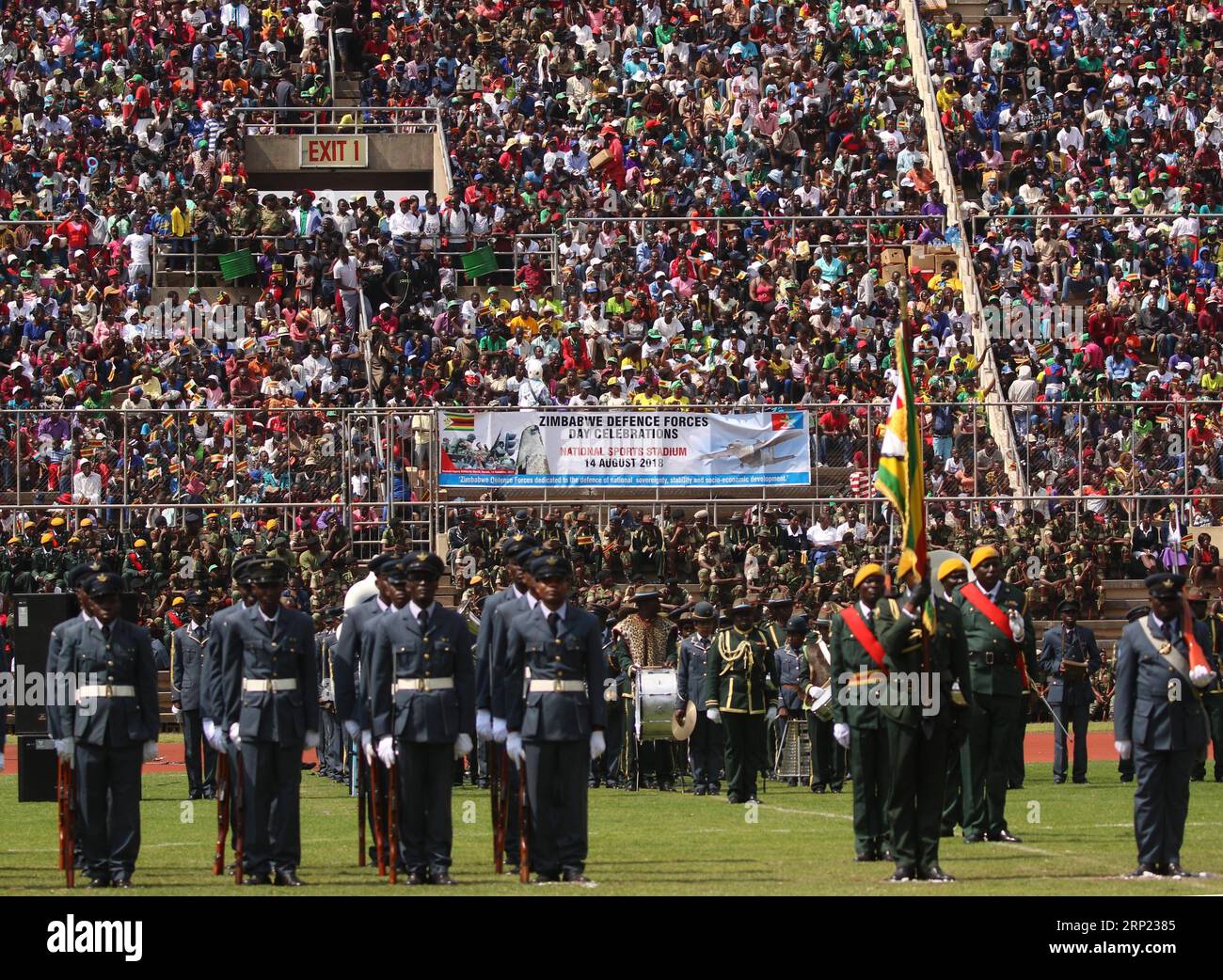 (180814) -- HARARE, 14 agosto 2018 -- i soldati dello Zimbabwe si riuniscono per la cerimonia di commemorazione della giornata delle forze di difesa a Harare, Zimbabwe, 14 agosto 2018.)(yg) ZIMBABWE-HARARE-DEFENCE FORCES DAY ShaunxJusa PUBLICATIONxNOTxINxCHN Foto Stock