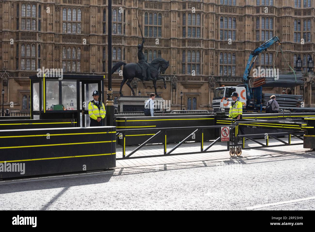 (180815) -- LONDRA, 15 agosto 2018 -- i poliziotti sorvegliano un cancello fuori dalle Houses of Parliament a Londra, in Gran Bretagna, il 15 agosto 2018, un giorno dopo che un uomo è stato arrestato per sospetto di reati terroristici dopo che un'auto si è schiantata contro le barriere di sicurezza fuori dalle Houses of Parliament. ) (yk) BRITAIN-LONDON-ATTACK-AFTERMATH RayxTang PUBLICATIONxNOTxINxCHN Foto Stock