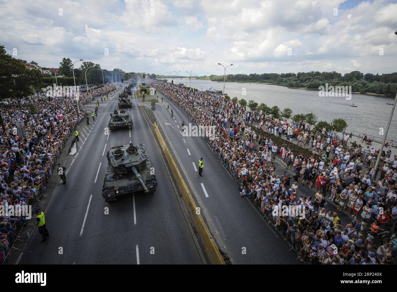 (180815) -- VARSAVIA, 15 agosto 2018 -- i veicoli blindati sono visti durante la parata militare della grande indipendenza a Varsavia, in Polonia, il 15 agosto 2018. L'esercito polacco dovrebbe essere modernizzato e meglio equipaggiato e la spesa per la difesa del paese dovrebbe crescere fino al 2,5% del PIL, ha detto mercoledì il presidente polacco Andrzej Duda durante le celebrazioni della giornata delle forze armate polacche a Varsavia . ) POLONIA-VARSAVIA-FORZE ARMATE DAY-MILITARY PARADE JAAPXARRIENS PUBLICATIONXNOTXINXCHN Foto Stock