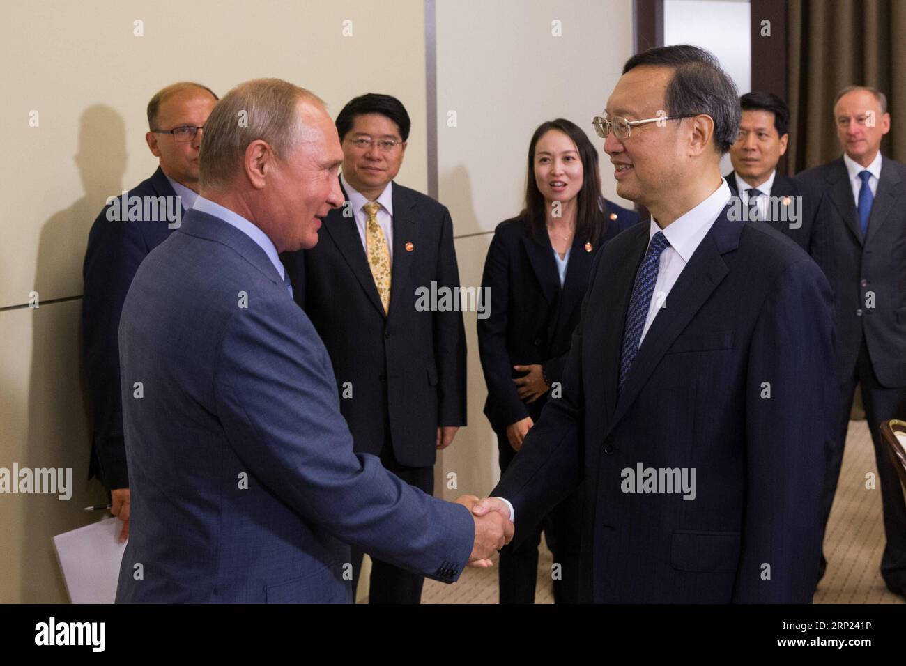 (180816) -- SOCHI, 16 agosto 2018 -- il presidente russo Vladimir Putin (L,front) stringe la mano a Yang Jiechi, membro dell'Ufficio politico del Comitato centrale del Partito Comunista Cinese (CPC), a Sochi, Russia, 15 agosto 2018. ) RUSSIA-SOCHI-PUTIN-CINA-YANG JIECHI-TI PRESENTO BAIXXUEQI PUBLICATIONXNOTXINXCHN Foto Stock