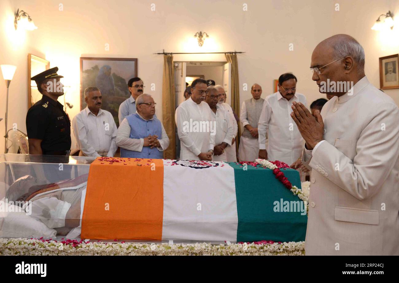 (180817) -- NUOVA DELHI, 17 agosto 2018 -- il presidente indiano Ramnath Kovind rende omaggio all'ex primo ministro indiano Atal Bihari Vajpayee a nuova Delhi, India, il 16 agosto 2018. L'ex primo ministro indiano Atal Bihari Vajpayee è deceduto giovedì, secondo una dichiarazione rilasciata dall'ospedale in cui è stato ricoverato. INDIA-NUOVA DELHI-VAJPAYEE Stringer PUBLICATIONxNOTxINxCHN Foto Stock