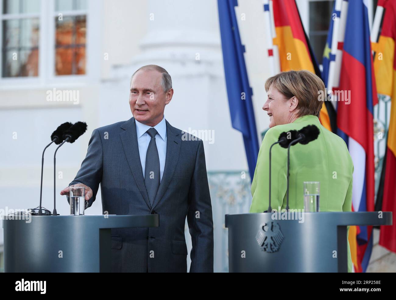 (180818) -- MESEBERG (GERMANIA), 18 agosto 2018 -- la cancelliera tedesca Angela Merkel (R) e il presidente russo Vladimir Putin in visita partecipano a una conferenza stampa congiunta presso il castello di Meseberg, a nord di Berlino, in Germania, il 18 agosto 2018. Il cancelliere tedesco Angela Merkel e il presidente russo Vladimir Putin hanno tenuto colloqui a nord di Berlino sabato, con argomenti che spaziano da Siria, Ucraina, Iran e il progetto di gasdotto Nord Stream 2. ) GERMANIA-MESEBERG-MERKEL-RUSSIA-PUTIN-MEETING SHANXYUQI PUBLICATIONXNOTXINXCHN Foto Stock
