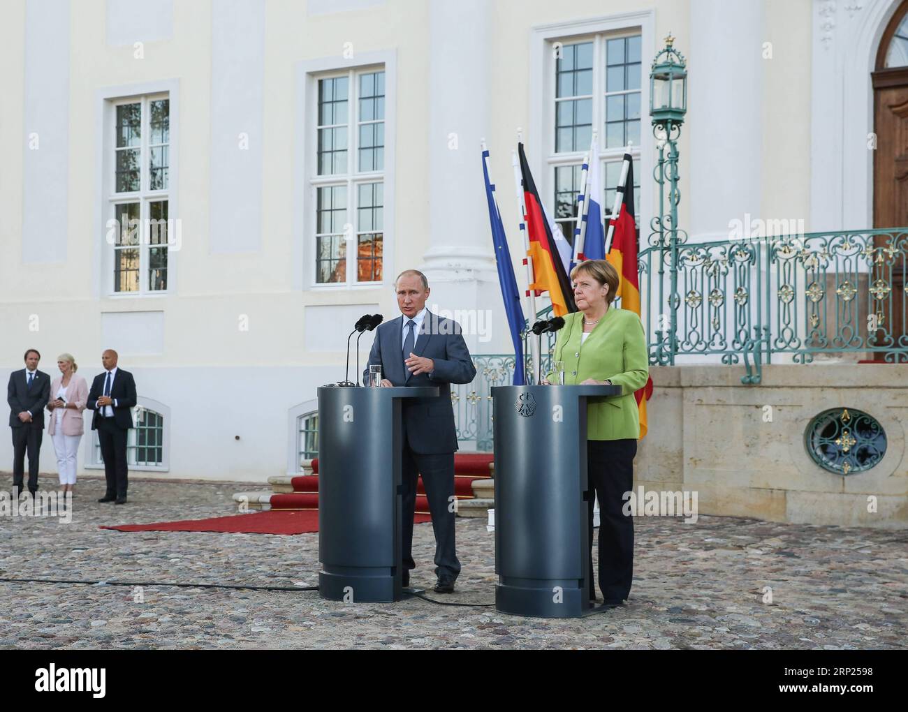 (180818) -- MESEBERG (GERMANIA), 18 agosto 2018 -- la cancelliera tedesca Angela Merkel (1a R) e il presidente russo in visita Vladimir Putin (2a R) partecipano a una conferenza stampa congiunta presso lo Schloss Meseberg, a nord di Berlino, Germania, il 18 agosto 2018. Il cancelliere tedesco Angela Merkel e il presidente russo Vladimir Putin hanno tenuto colloqui a nord di Berlino sabato, con argomenti che spaziano da Siria, Ucraina, Iran e il progetto di gasdotto Nord Stream 2. ) GERMANIA-MESEBERG-MERKEL-RUSSIA-PUTIN-MEETING SHANXYUQI PUBLICATIONXNOTXINXCHN Foto Stock