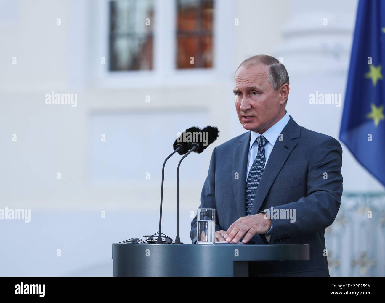 (180818) -- MESEBERG (GERMANIA), 18 agosto 2018 -- in visita il presidente russo Vladimir Putin ha tenuto una conferenza stampa congiunta con la cancelliera tedesca Angela Merkel (non nella foto) presso lo Schloss Meseberg, a nord di Berlino, in Germania, il 18 agosto 2018. Il cancelliere tedesco Angela Merkel e il presidente russo Vladimir Putin hanno tenuto colloqui a nord di Berlino sabato, con argomenti che spaziano da Siria, Ucraina, Iran e il progetto di gasdotto Nord Stream 2. ) GERMANIA-MESEBERG-MERKEL-RUSSIA-PUTIN-MEETING SHANXYUQI PUBLICATIONXNOTXINXCHN Foto Stock