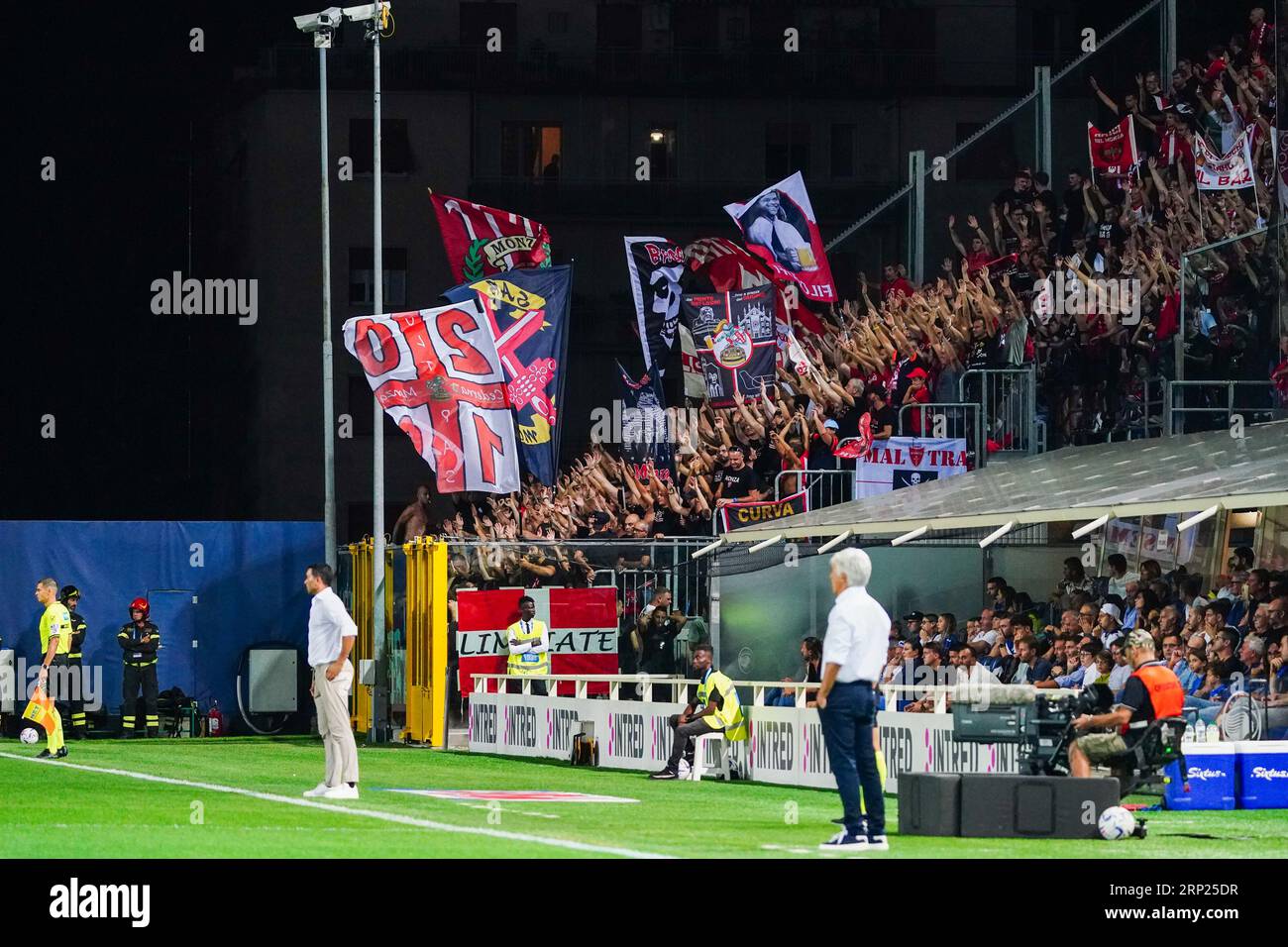 I tifosi dell'AC Monza durante la partita di campionato italiano di serie A tra l'Atalanta BC e l'AC Monza il 2 settembre 2023 allo Stadio Gewiss di Bergamo - crediti: Luca Rossini/e-Mage/Alamy Live News Foto Stock