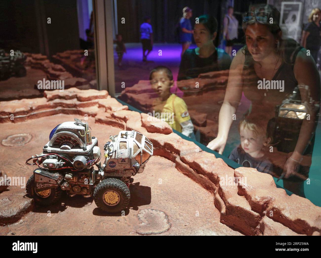 (180819) -- VANCOUVER, 19 agosto 2018 -- la gente guarda un Mars rover in movimento alla mostra POPnology alla Pacific National Exhibition di Vancouver, Canada, 19 agosto 2018. POPnology è una vetrina itinerante che presenta idee come l'intelligenza artificiale, stampanti 3D e realtà virtuale e come queste cose si sono evolute dalla fantascienza alla scienza. ) CANADA-VANCOUVER-EXHIBITION-POPNOLOGY LiangxSen PUBLICATIONxNOTxINxCHN Foto Stock