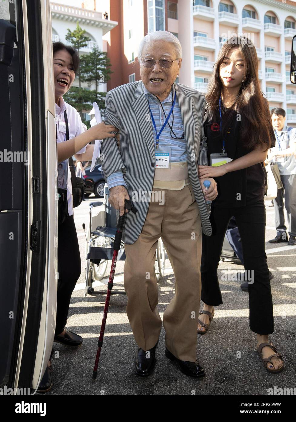 (180820) -- SOKCHO (COREA DEL SUD), 20 agosto 2018 -- un vecchio delle famiglie sudcoreane separate lascia un hotel per un viaggio in autobus a Sokcho, Corea del Sud, 20 agosto 2018. Un gruppo di famiglie sudcoreane separate dalla guerra di Corea del 1950-53 dai parenti che vivevano nella Repubblica Popolare Democratica di Corea (RPDC) è partito lunedì mattina per il Monte Kumgang nel sud-est della RPDC per rare riunioni con i loro parenti perduti da tempo. )(yk) COREA DEL SUD-SOKCHO-GUERRA FAMIGLIE SEPARATE-RPDC-RIUNIONI LeexSang-ho PUBLICATIONxNOTxINxCHN Foto Stock