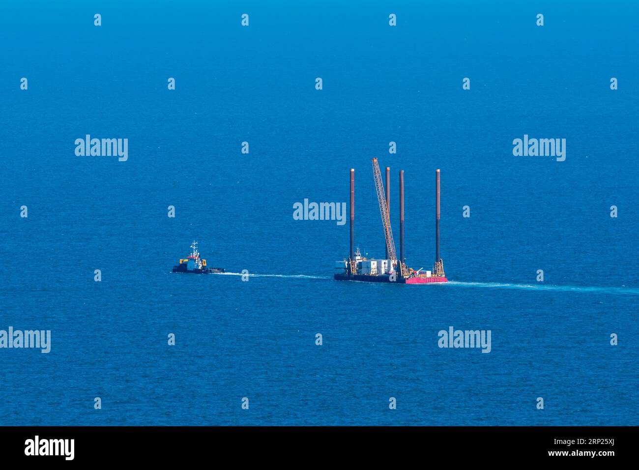 Una piattaforma Jack-Up, una chiatta galleggiante con gambe retrattili, spostata dal lungomare di Eastbourne, Regno Unito. Foto Stock