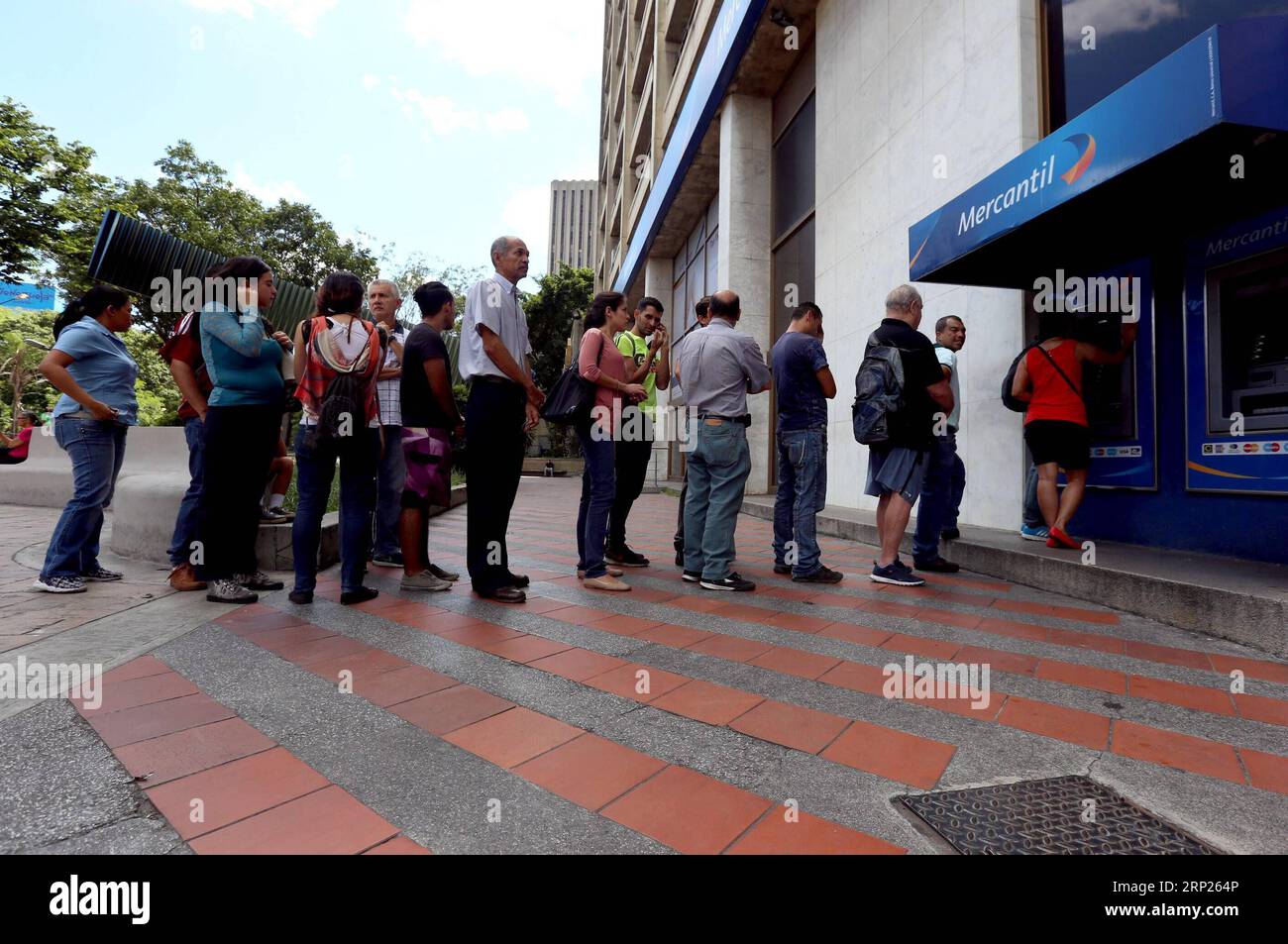 (180821) -- CARACAS, 21 agosto 2018 -- la gente aspetta in fila per prelevare denaro da un bancomat a Caracas, Venezuela, il 20 agosto 2018. I venezuelani hanno accolto con favore l'introduzione di nuove banconote lunedì con un misto di speranza e anticipazione su come la mossa influenzerà i prezzi. Il nuovo bolivar sovrano mira a semplificare le transazioni monetarie, eliminando cinque zeri dal bolivar, che saranno ritirati dalla circolazione. PER ANDARE CON la caratteristica: La nuova valuta del Venezuela ha incontrato con anticipazione Gregorio Teran/AVN) (rtg) (vf)(yk) VENEZUELA-CARACAS-ECONOMIA-VALUTA e AVN PUBLICATIONxNOTxINxCHN Foto Stock