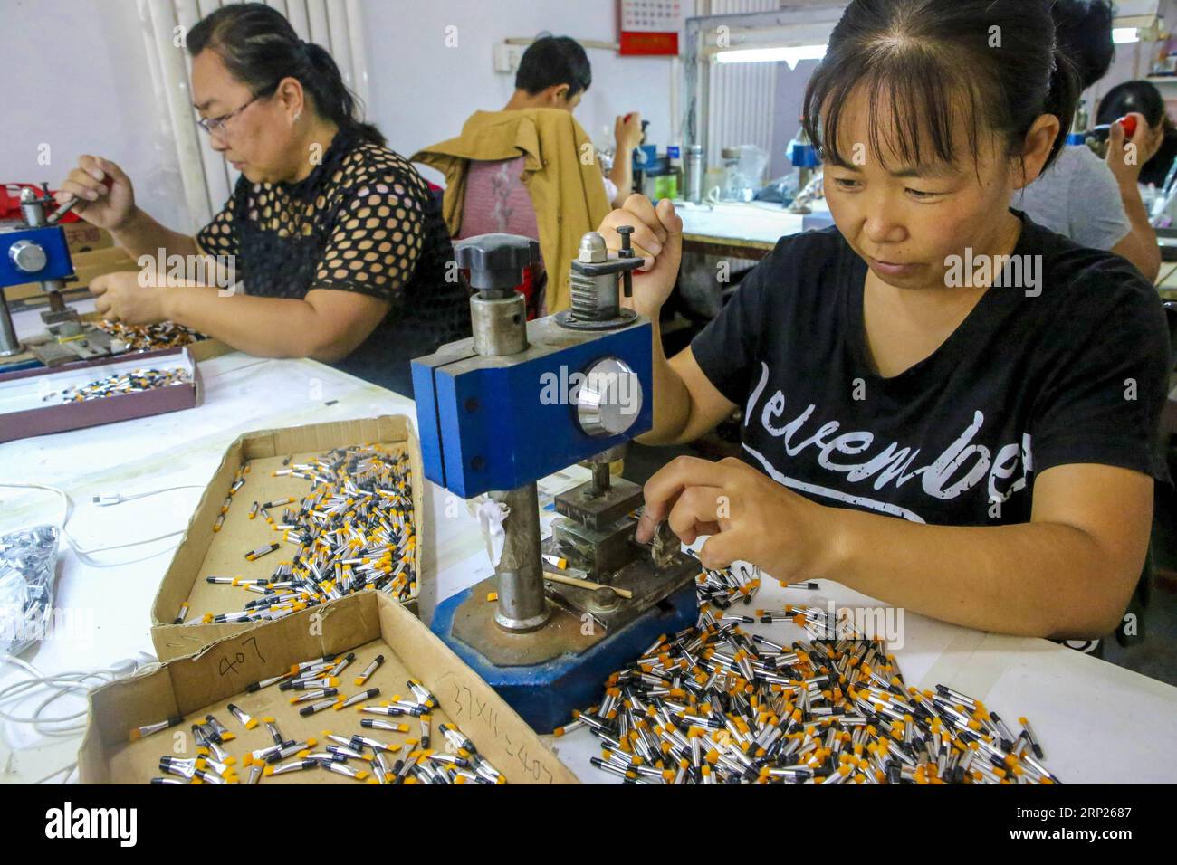 (180821) -- RAOYANG, 21 agosto 2018 (Xinhua) -- gli abitanti del villaggio fanno pennelli cosmetici in un laboratorio nel villaggio di Shengshui della contea di Raoyang, nella provincia di Hebei nella Cina settentrionale, 21 agosto 2018. Negli ultimi anni, il governo di Raoyang ha preso l'iniziativa di promuovere l'industria rurale ad alta intensità di lavoro per aiutare le famiglie locali a liberarsi dalla povertà. Quasi 60 donne hanno trovato lavoro in un laboratorio di produzione di pennelli cosmetici introdotto dal villaggio di Shengshui. (Xinhua/li Xiaoguo) (hxy) CHINA-HEBEI-RAOYANG-RIDUZIONE DELLA POVERTÀ (CN) PUBLICATIONxNOTxINxCHN Foto Stock