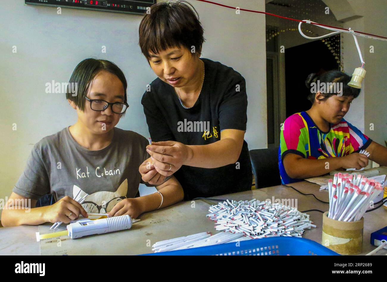 (180821) -- RAOYANG, 21 agosto 2018 (Xinhua) -- i membri del personale insegnano agli abitanti del villaggio a fare spazzole cosmetiche in un laboratorio nel villaggio di Shengshui della contea di Raoyang, nella provincia di Hebei nella Cina settentrionale, 21 agosto 2018. Negli ultimi anni, il governo di Raoyang ha preso l'iniziativa di promuovere l'industria rurale ad alta intensità di lavoro per aiutare le famiglie locali a liberarsi dalla povertà. Quasi 60 donne hanno trovato lavoro in un laboratorio di produzione di pennelli cosmetici introdotto dal villaggio di Shengshui. (Xinhua/li Xiaoguo) (hxy) CHINA-HEBEI-RAOYANG-RIDUZIONE DELLA POVERTÀ (CN) PUBLICATIONxNOTxINxCHN Foto Stock