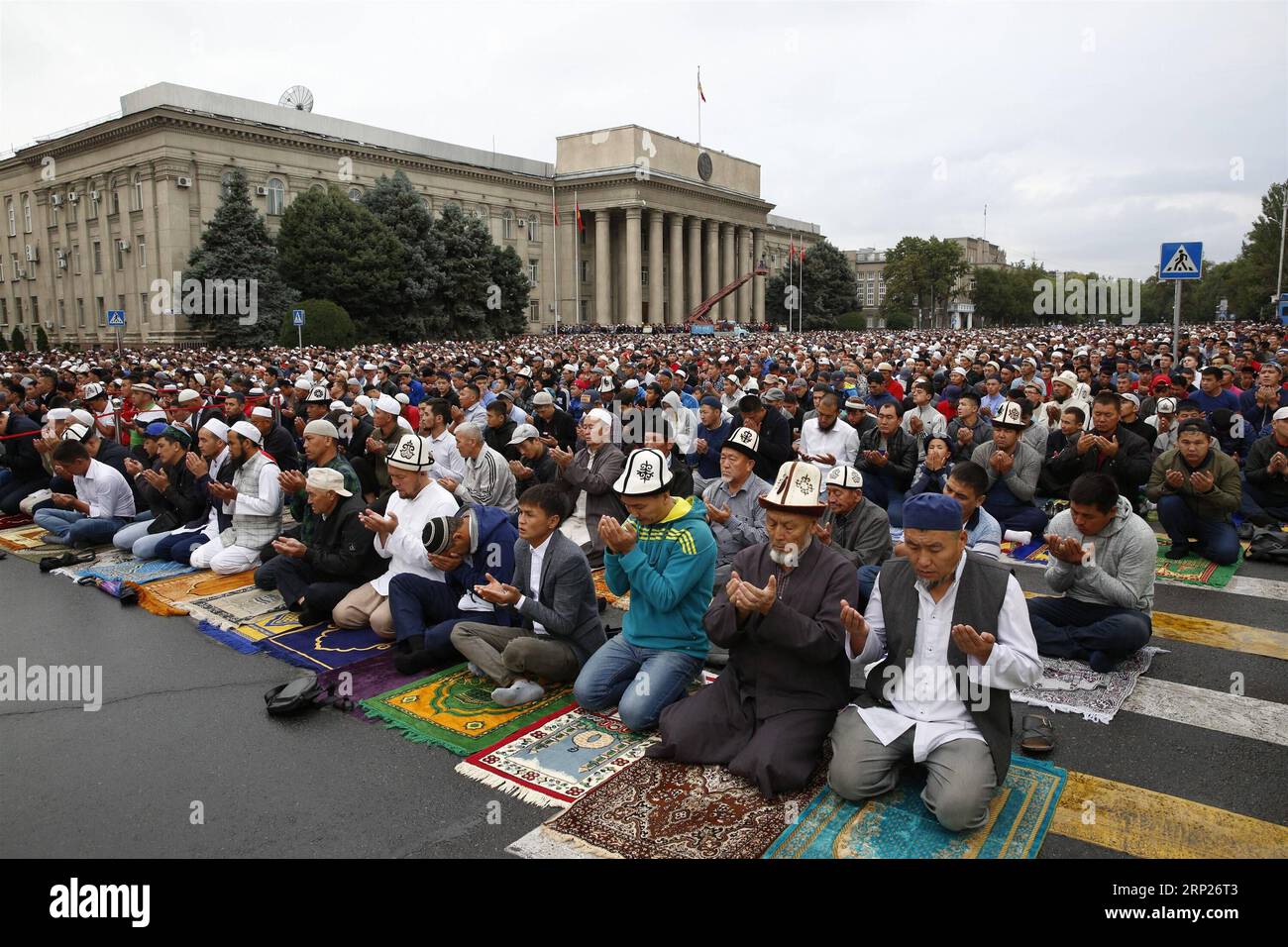 (180822) -- BISHKEK, 22 agosto 2018 -- i musulmani locali offrono preghiere in occasione dell'Eid al-Adha a Bishkek, capitale del Kirghizistan, il 22 agosto 2018. ) (yy) KIRGHIZISTAN-BISHKEK-EID AL-ADHA luoxman PUBLICATIONxNOTxINxCHN Foto Stock