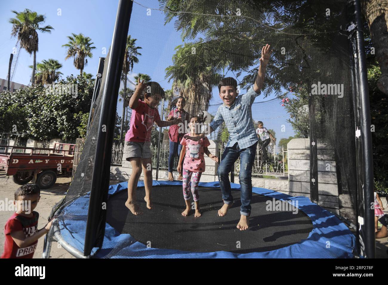 (180822) -- GAZA, 22 agosto 2018 -- i bambini palestinesi giocano in un parco nella città di Gaza, il 22 agosto 2018, durante la festa di Eid al-Adha. ) MIDEAST-GAZA CITY-EID AL-ADHA WISSAMXNASSAR PUBLICATIONXNOTXINXCHN Foto Stock