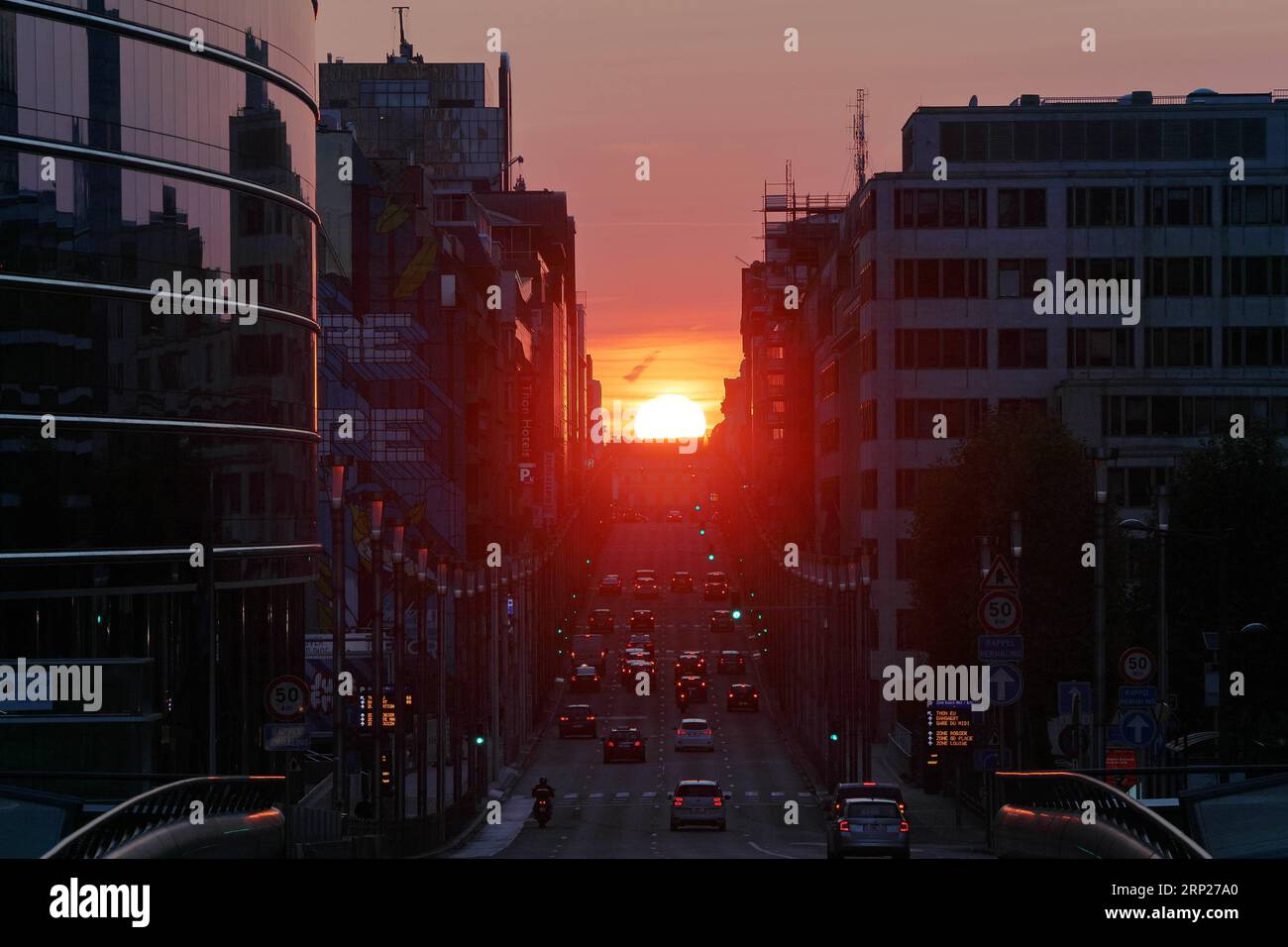 (180822) -- BRUXELLES, 22 agosto 2018 -- foto scattata il 22 agosto 2018 mostra una vista del tramonto su una strada a Bruxelles, in Belgio. Bruxelles ha assistito mercoledì a un fenomeno simile a Manhattanhenge, che si riferisce a un evento durante il quale il sole al tramonto o il sole nascente è allineato con le strade est-ovest della rete stradale principale di Manhattan, New York. ) BELGIO-BRUXELLES-SUNSET ZhengxHuansong PUBLICATIONxNOTxINxCHN Foto Stock