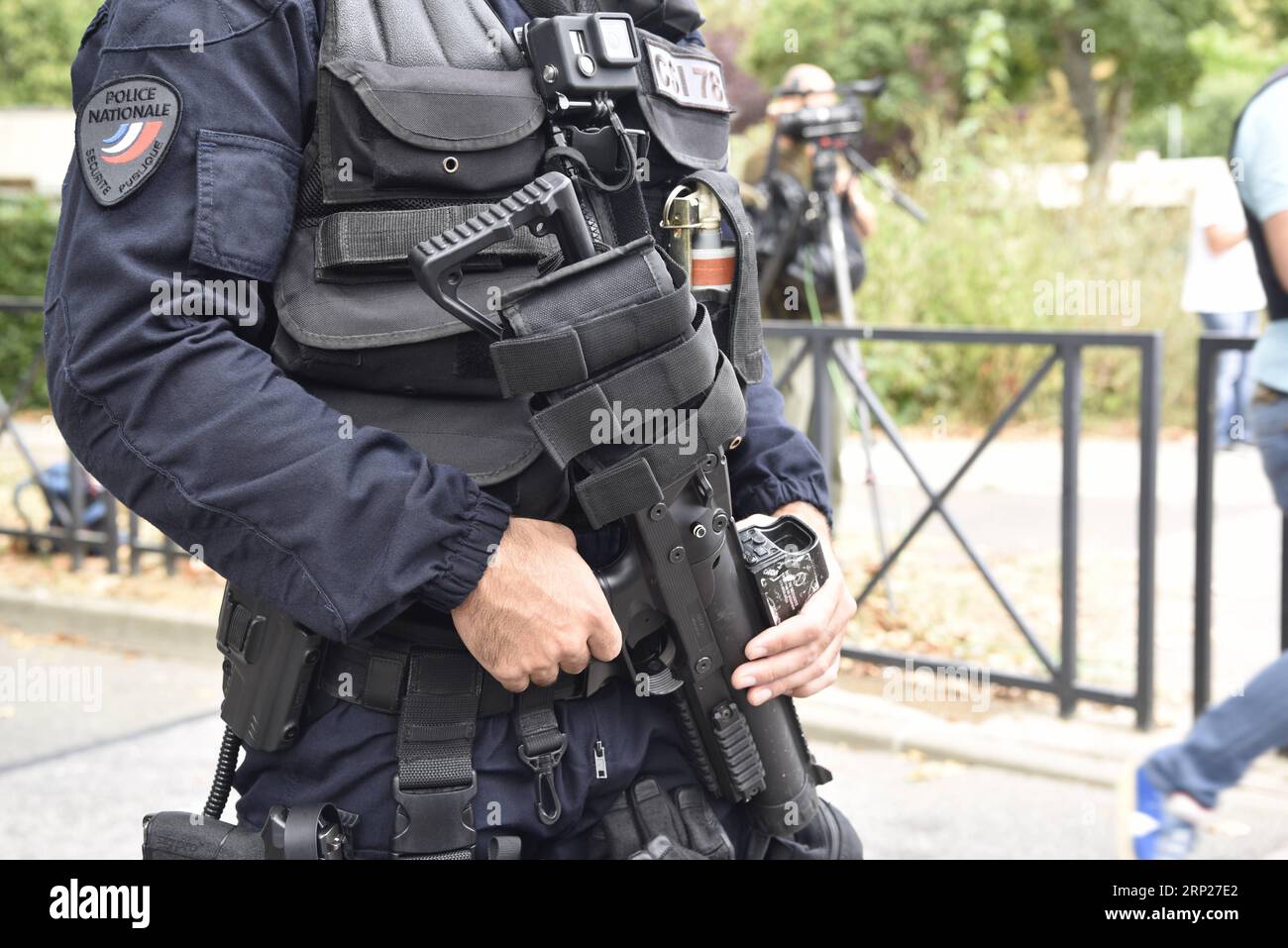 (180823) -- PARIGI, 23 agosto 2018 -- Un poliziotto antisommossa è in guardia sul luogo di un attacco, nei sobborghi di Parigi, in Francia, il 23 agosto 2018. Un uomo di 30 anni ha pugnalato due persone a morte e ferito un'altra prima di essere ucciso dalla polizia a Trappes, a ovest di Parigi, secondo i media locali. ) (dtf) FRANCE-PARIS-KNIFE ATTACK ChenxYichen PUBLICATIONxNOTxINxCHN Foto Stock