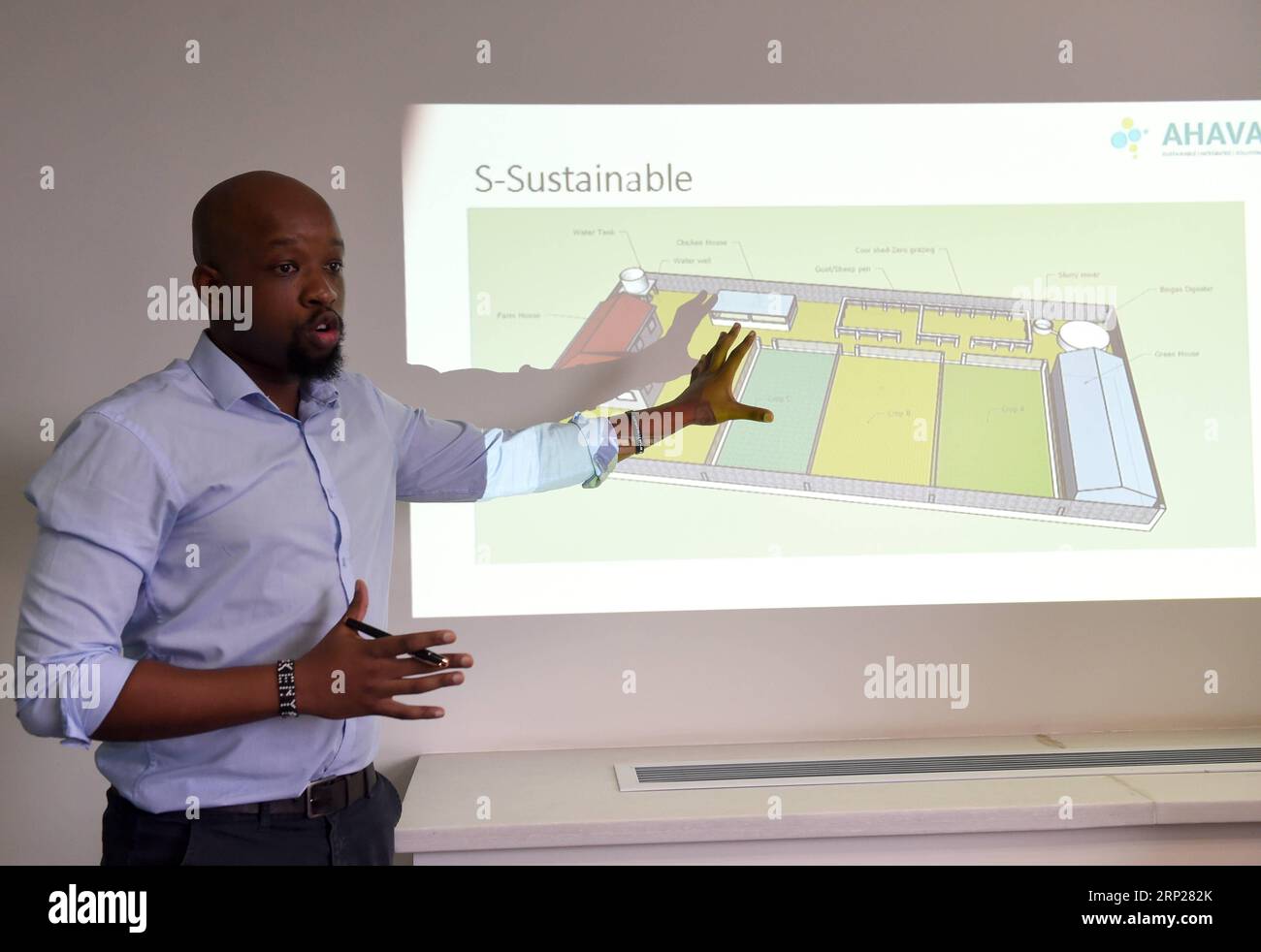 (180824) -- PECHINO, 24 agosto 2018 -- Edwin Mwenda riassume i suoi progetti imprenditoriali in un incubatore di imprese Start-up a Pechino, capitale della Cina, 17 agosto 2018. Supportato da una Start-up cinese, l'imprenditore keniota Edwin Mwenda, con sede a Pechino, gestisce attualmente un progetto di soluzioni agricole chiamato AHAVAH (la parola per amore in ebraico) insieme alla sua partner Nelly Njoroge. Nel 2014, Mwenda venne in Cina per un'ulteriore istruzione. Ha conseguito il master in scienze ambientali e ingegneria presso l'Università di Tsinghua nel 2016, ed è ora un dottorato di ricerca in economia politica presso Foto Stock