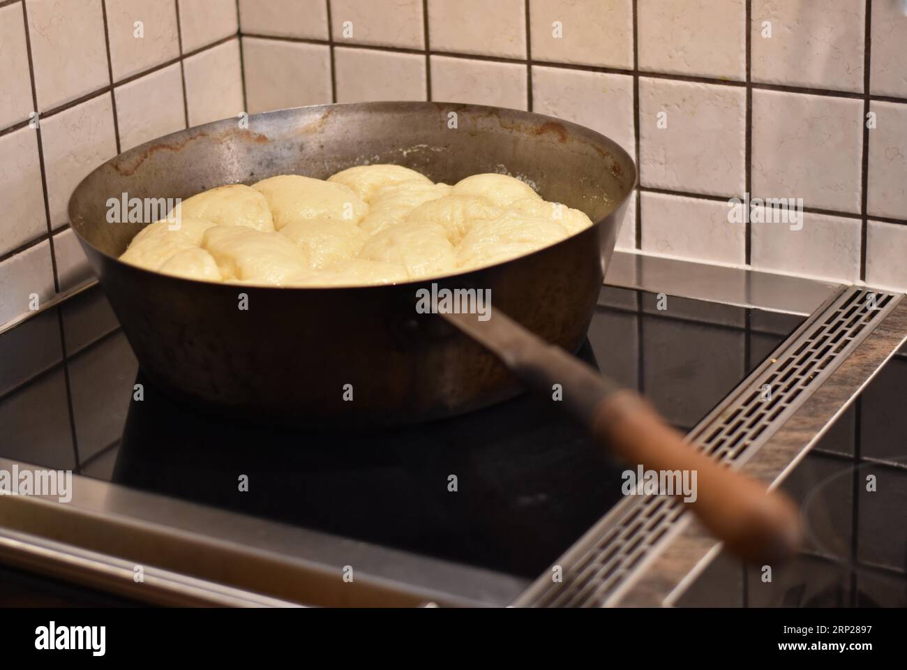 Preparazione di spaghetti di vapore in una padella rustica, tipica cucina bavarese tradizionale, Germania Foto Stock