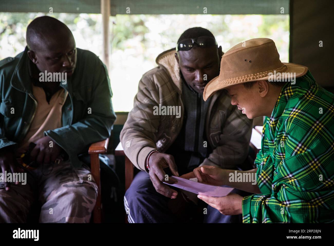 (180824) -- -MAASAI MARA, -- il conservatore cinese della fauna selvatica Zhuo Qiang (R) discute con la gente del posto a ol Kinyei Conservancy in Maasai Mara, Kenya, 8 luglio 2018. Il fondatore e presidente del Mara Conservation Fund (MCF) Zhuo Qiang, un cinese di 45 anni, è stato il pioniere di eccezionali progetti di conservazione della fauna selvatica nel famoso ecosistema Maasai Mara. Ol Kinyei è tra le conservatrici che beneficiano delle sue attività. Intorno ad esso, ha costruito tre boa a prova di leone che impediscono il conflitto della fauna selvatica con le comunità adiacenti. Fu ufficialmente adottato come figlio del conser Maasai S ol Kinyei Foto Stock